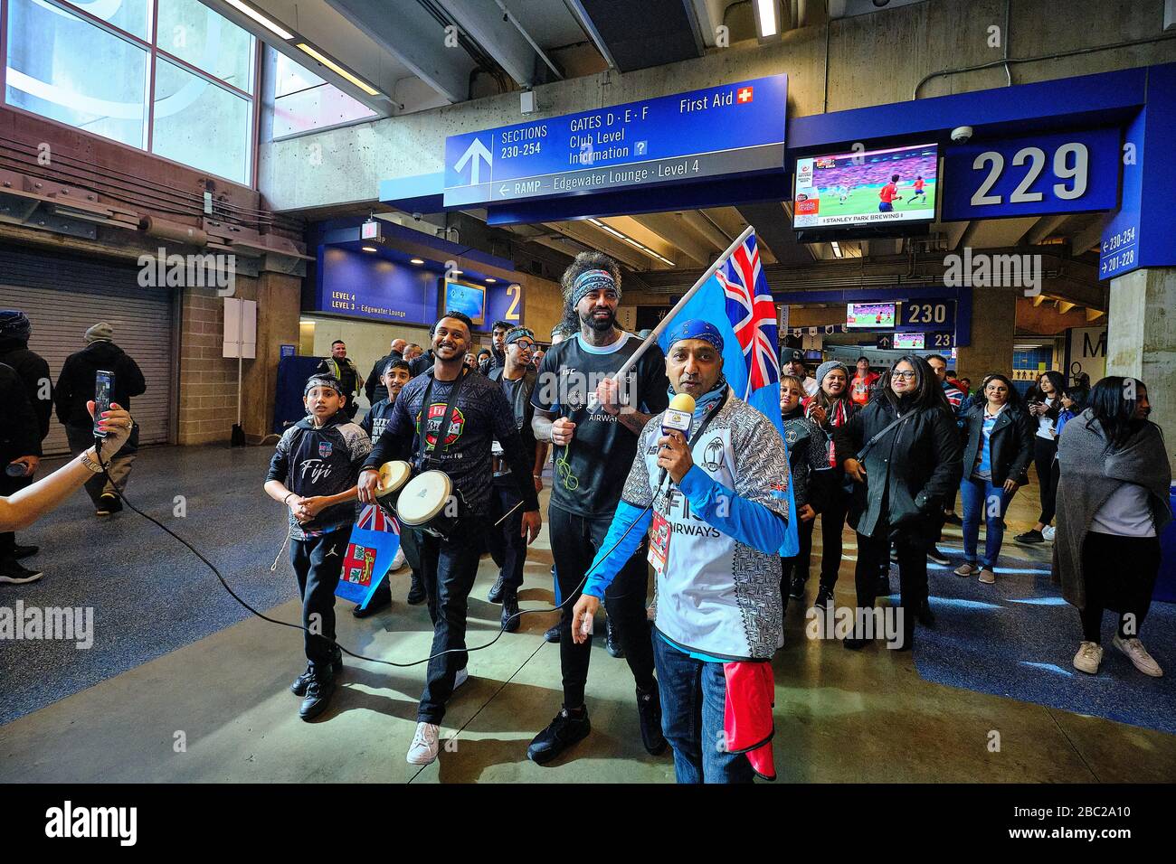 Vancouver, Canadá. 8 de marzo de 2020. Los fans del equipo Fiji desfilan dentro del estadio BC Place durante el día 2 - 2020 HSBC World Rugby Sevens Series en BC Place en va Foto de stock