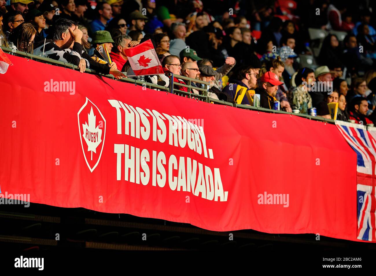 Vancouver, Canadá. 8 de marzo de 2020. Los aficionados canadienses aclaman mientras Canadá juega en Australia (semifinales de la Copa) durante el día 2 - 2020 HSBC World Rugby Sevens Series Foto de stock