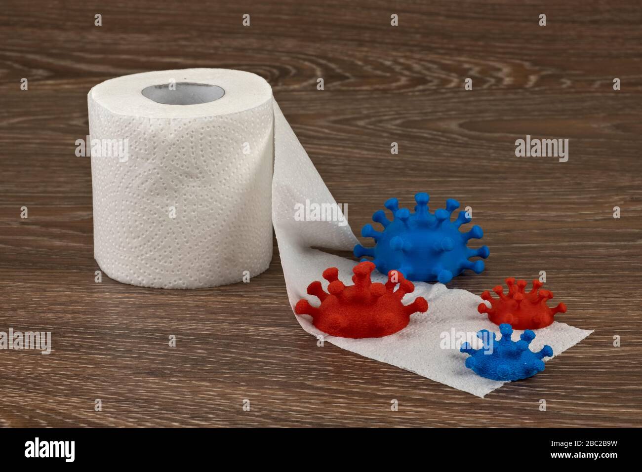 El papel higiénico es una forma más sencilla de tocar algo sin contacto directo con una superficie probablemente contaminada. Foto de stock