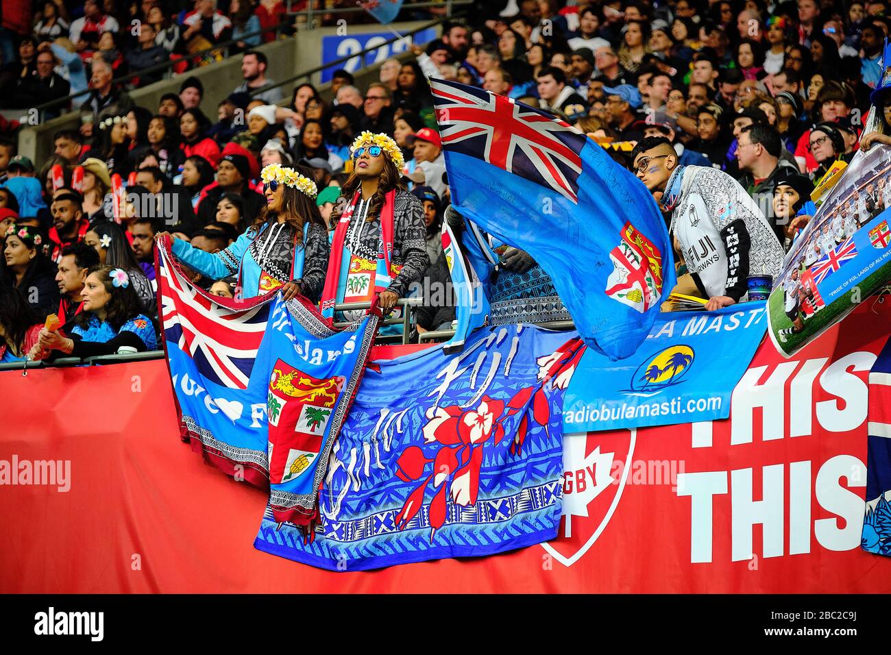 Vancouver, Canadá. 8 de marzo de 2020. Los fans del equipo Fiji animan al equipo de Fiji mientras se llevan al campo contra Fiji en el partido #30 (final del cuarto de la Copa 2) Foto de stock