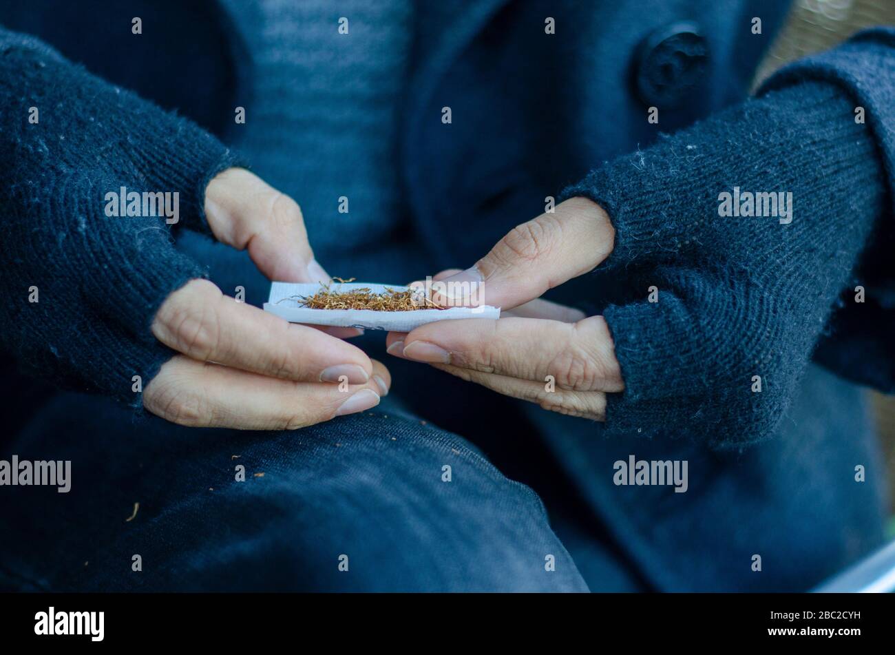 Papel para cigarrillos rodantes, fabricación de cigarrillos Foto de stock