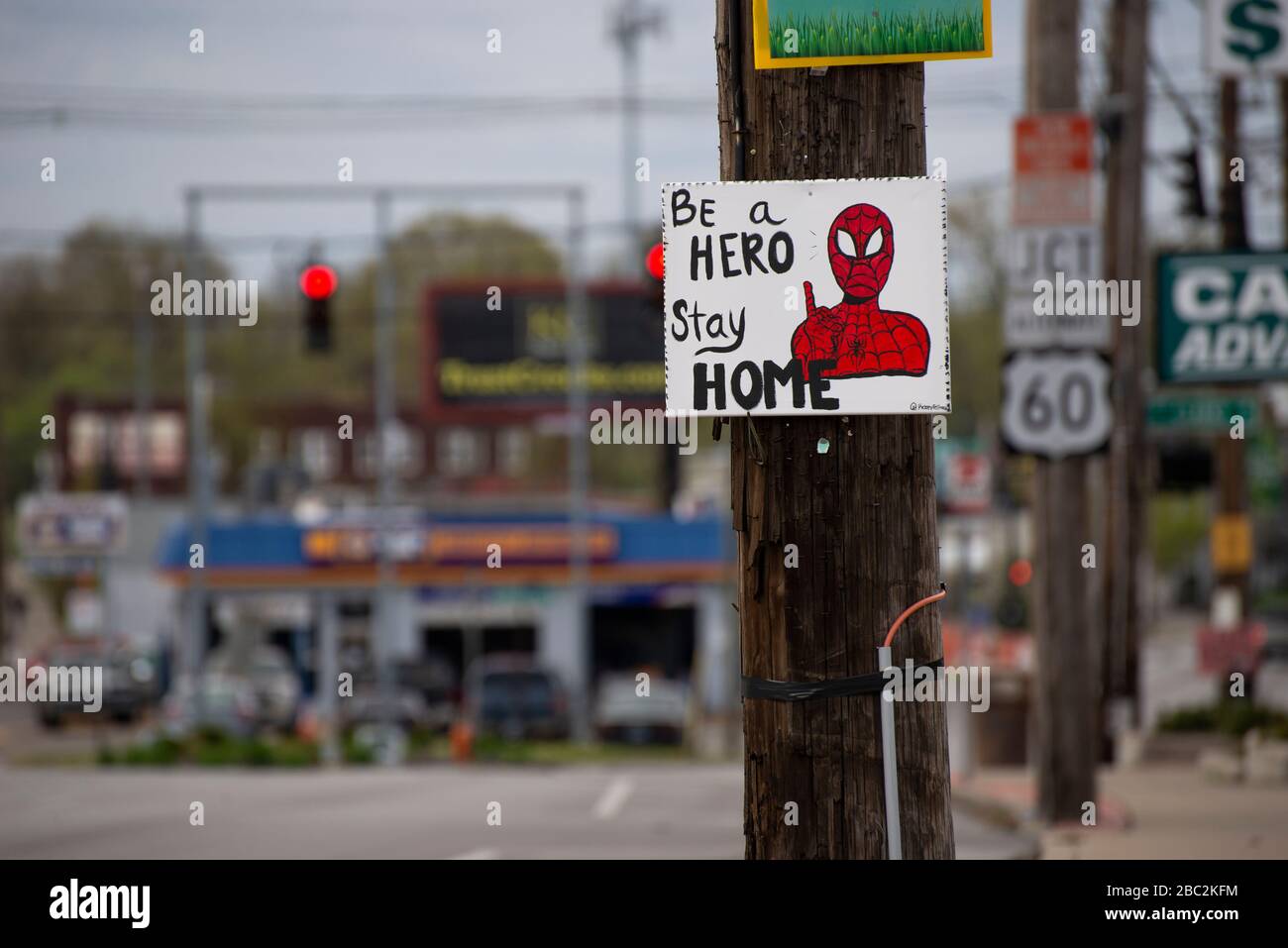 LOUISVILLE - 1 DE ABRIL de 2020: Cartel casero en el poste a lo largo de la