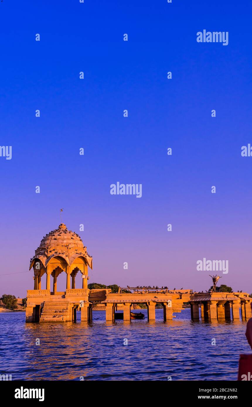 JAISALMER, INDIA – 29 DE NOVIEMBRE de 2019: El enorme lago Gadisar en las afueras de la ciudad de Jaisalmer, muchos templos, puertas de entrada, Ghats y pabellones en este lago. Foto de stock