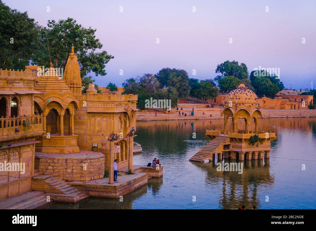 JAISALMER, INDIA – 29 DE NOVIEMBRE de 2019: El enorme lago Gadisar en las afueras de la ciudad de Jaisalmer, muchos templos, puertas de entrada, Ghats y pabellones en este lago. Foto de stock