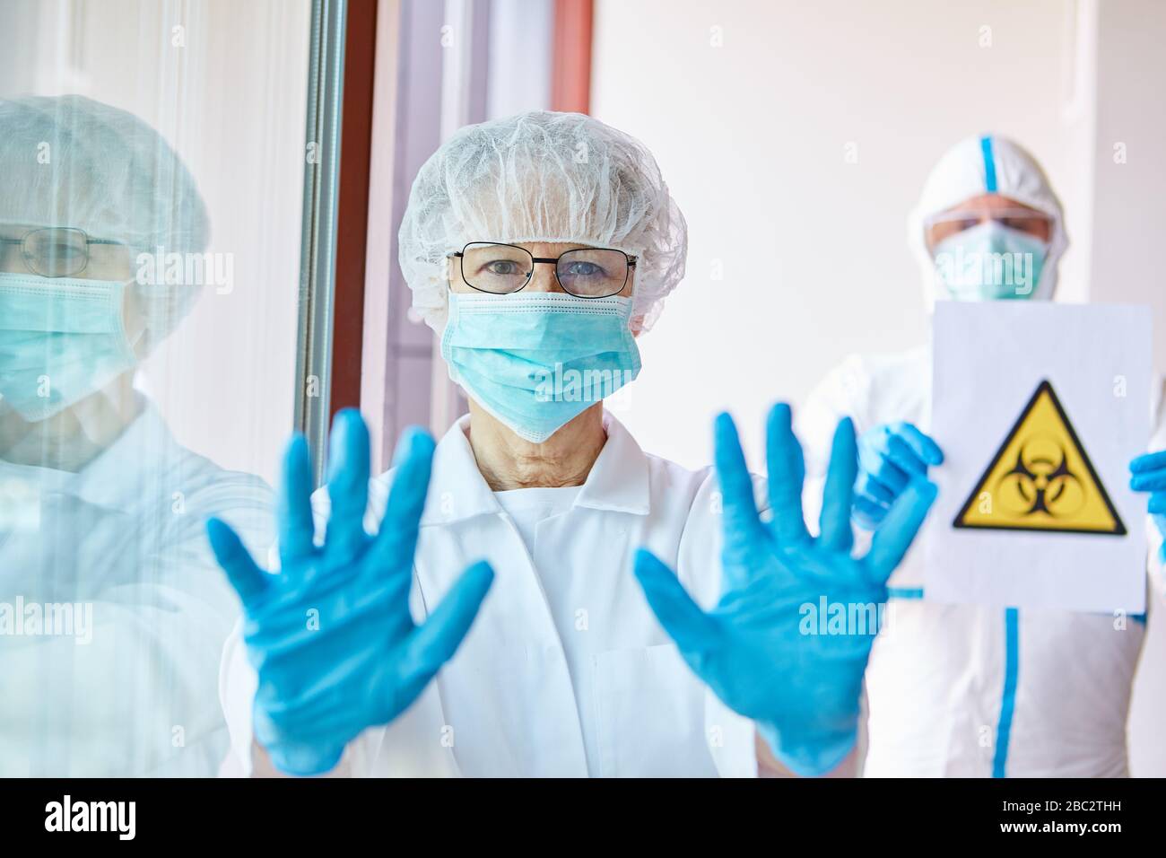 Los médicos cierran una clínica abarrotada sobre la epidemia de coronavirus de Covid-19 Foto de stock