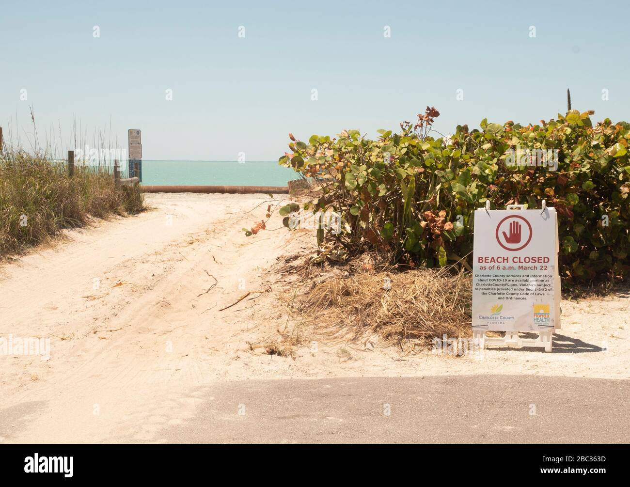 Un cartel de playa cerrada indica que la playa Englewood está cerrada a todos, en Englewood, Florida, Estados Unidos. El gobernador de Florida, Ron Desantis, anunció el 4/1/202 Foto de stock