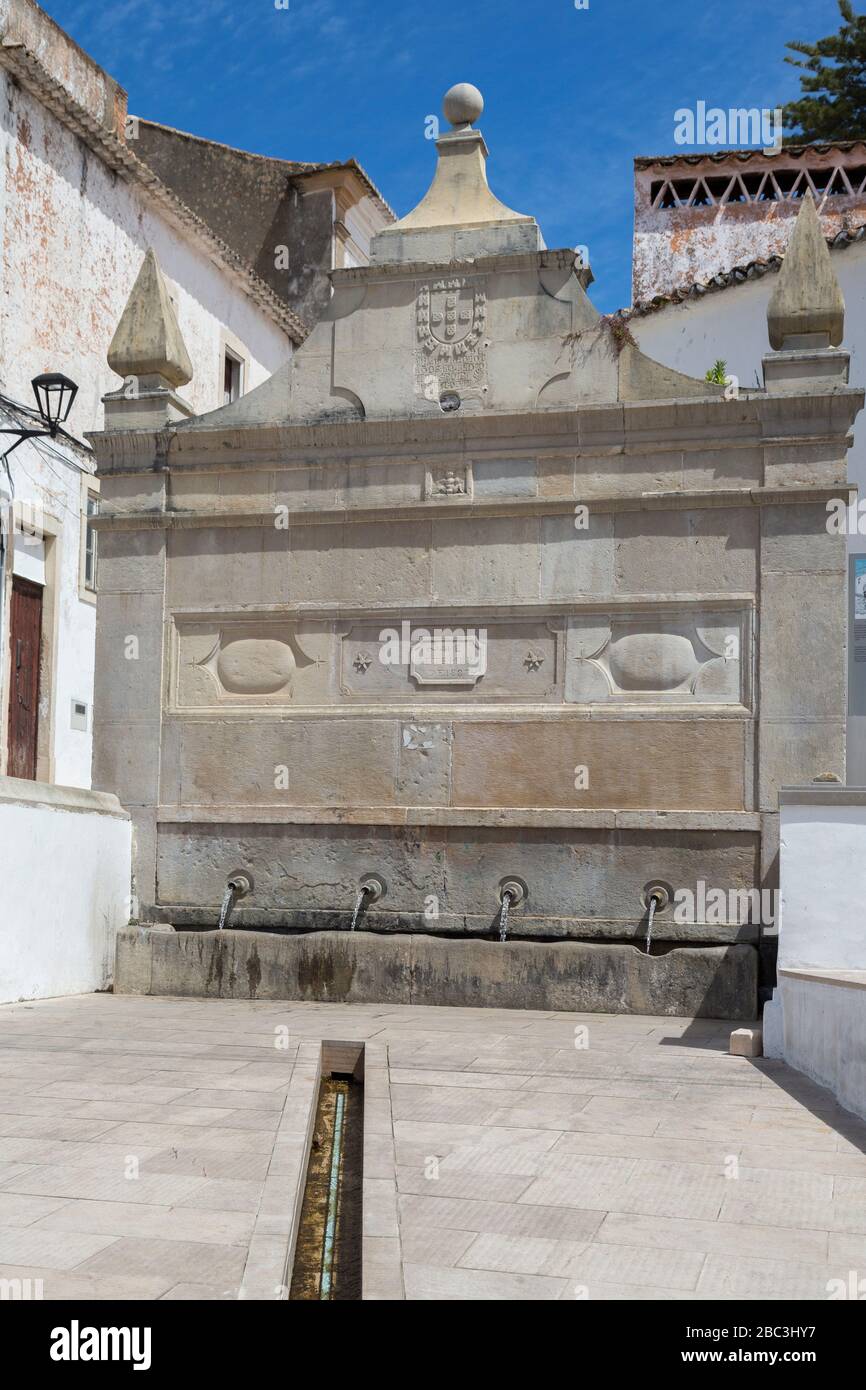 Fuente Bicas Velhas, fontanariop das bicas velhas, Loule, Algarve, Portugal - completado en 1887 los cuatro picos fueron hechos de una campana de la iglesia Foto de stock