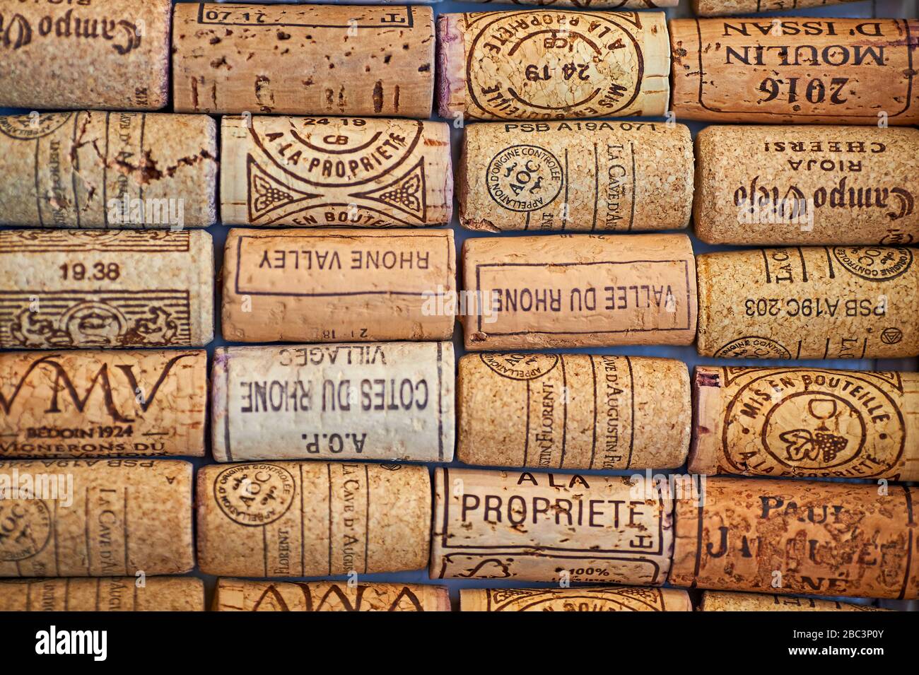 Imagen abstracta de los tapones de las botellas de vino dispuestos en filas Foto de stock
