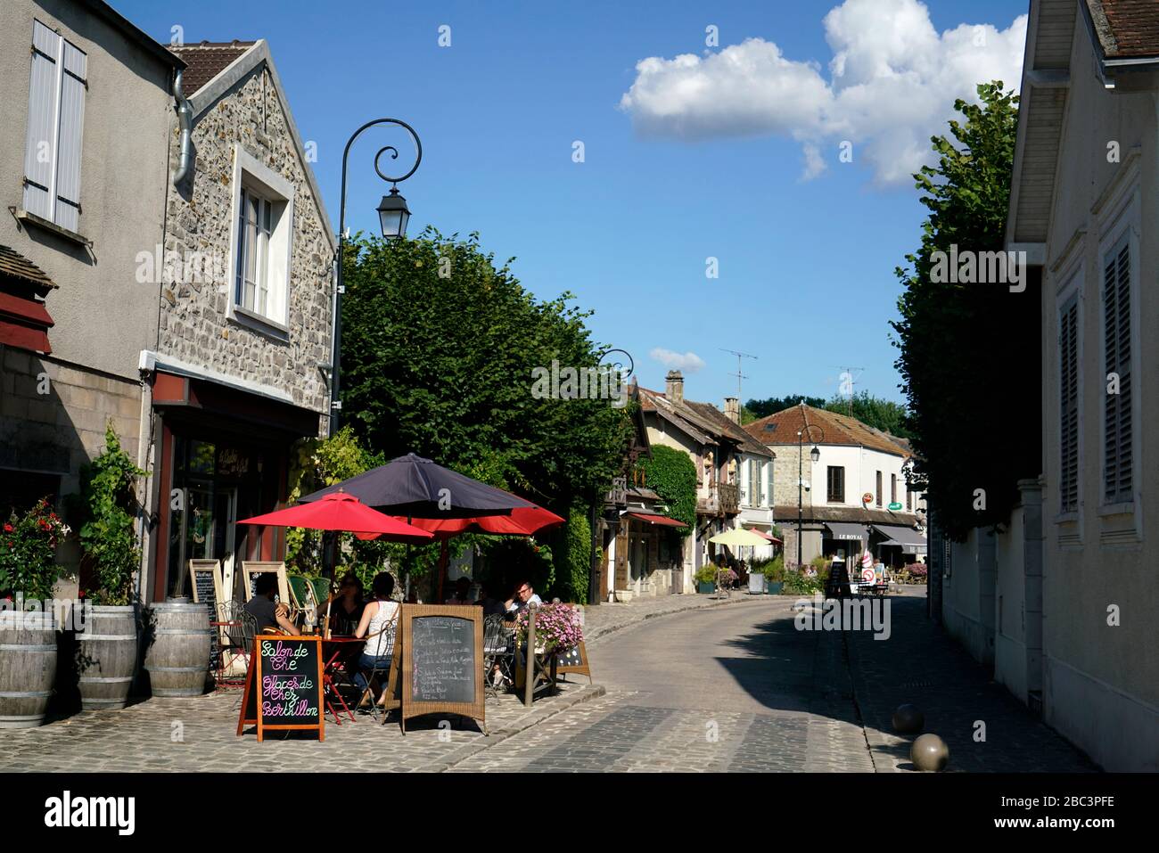 Vista de la calle del pueblo de los pintores de Barbizon.Barbizon.Seine-et-Marne.France  Fotografía de stock - Alamy