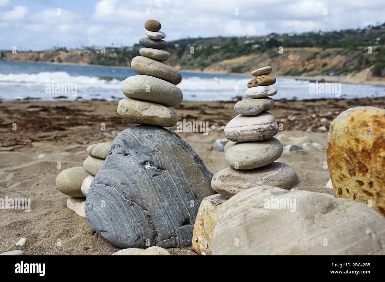 Rocas redondeadas apiladas en la playa de Abalone Cove en el sur de California Foto de stock