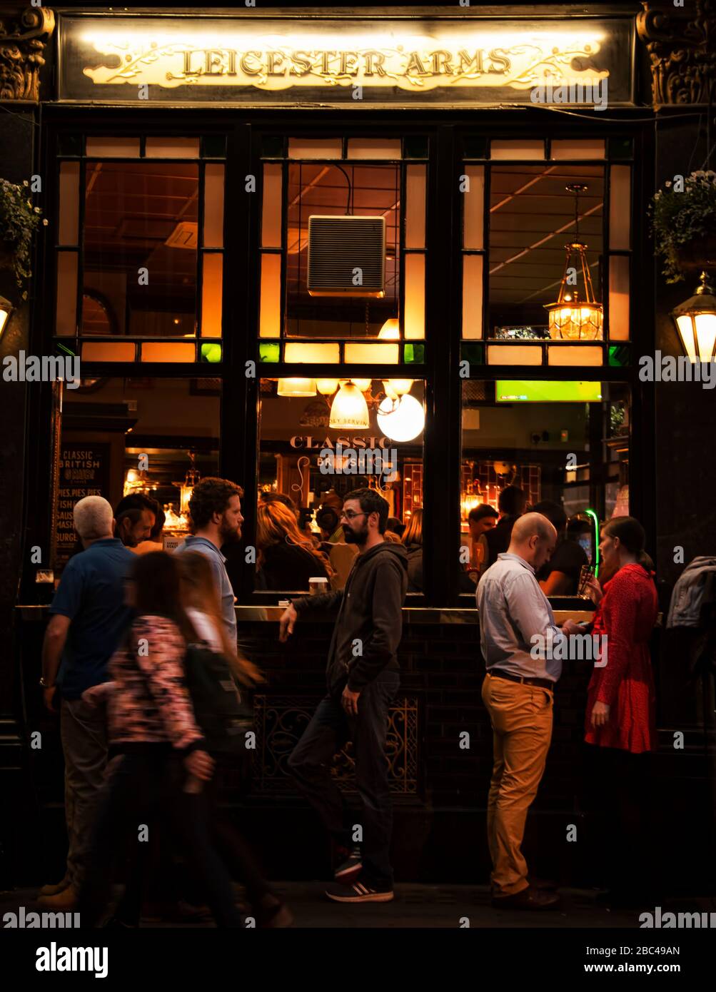 la gente bebiendo y pasar el rato en el pub y el bar durante la noche en londres Foto de stock