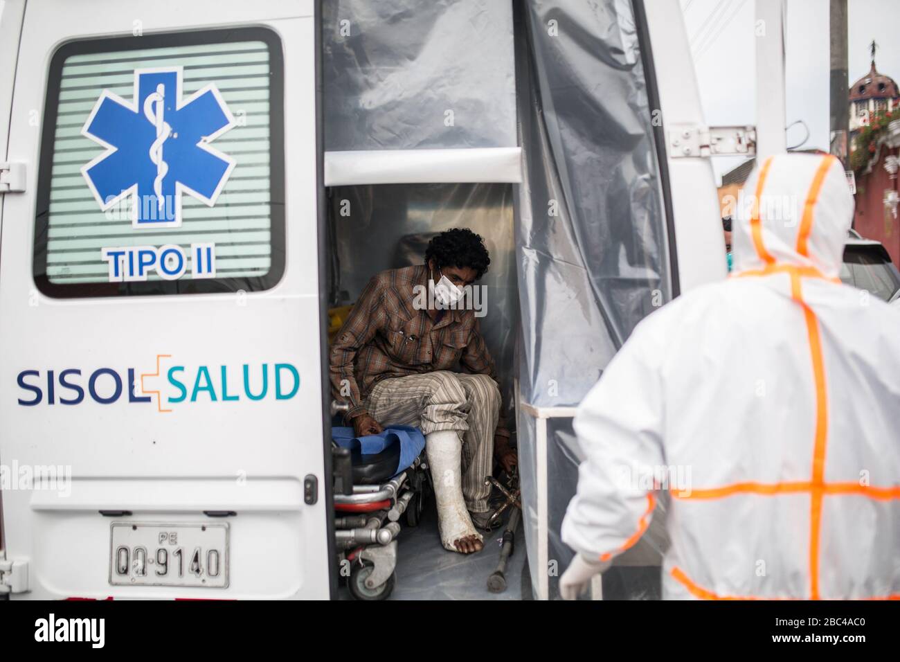 Rudy es un hombre sin hogar que se encontró que tenía una anomalía en la prueba y es transferido al hospital 2 de Mayo para tratamiento. El anillo de toros de Acho en Lima se ha establecido para acomodar a personas sin hogar y vulnerables durante la cuarentena de Covid-19. Durante la hora de la mañana, las personas que buscan refugio se encuentran en una línea para conseguir un lugar en el refugio improvisado instalado dentro del anillo, pero antes de obtener ayuda son sometidas a pruebas médicas. Lima es una ciudad con un alto número de personas en situaciones vulnerables, la plaza de toros puede proporcionar refugio sólo para 122 personas sin hogar, una medida con Foto de stock