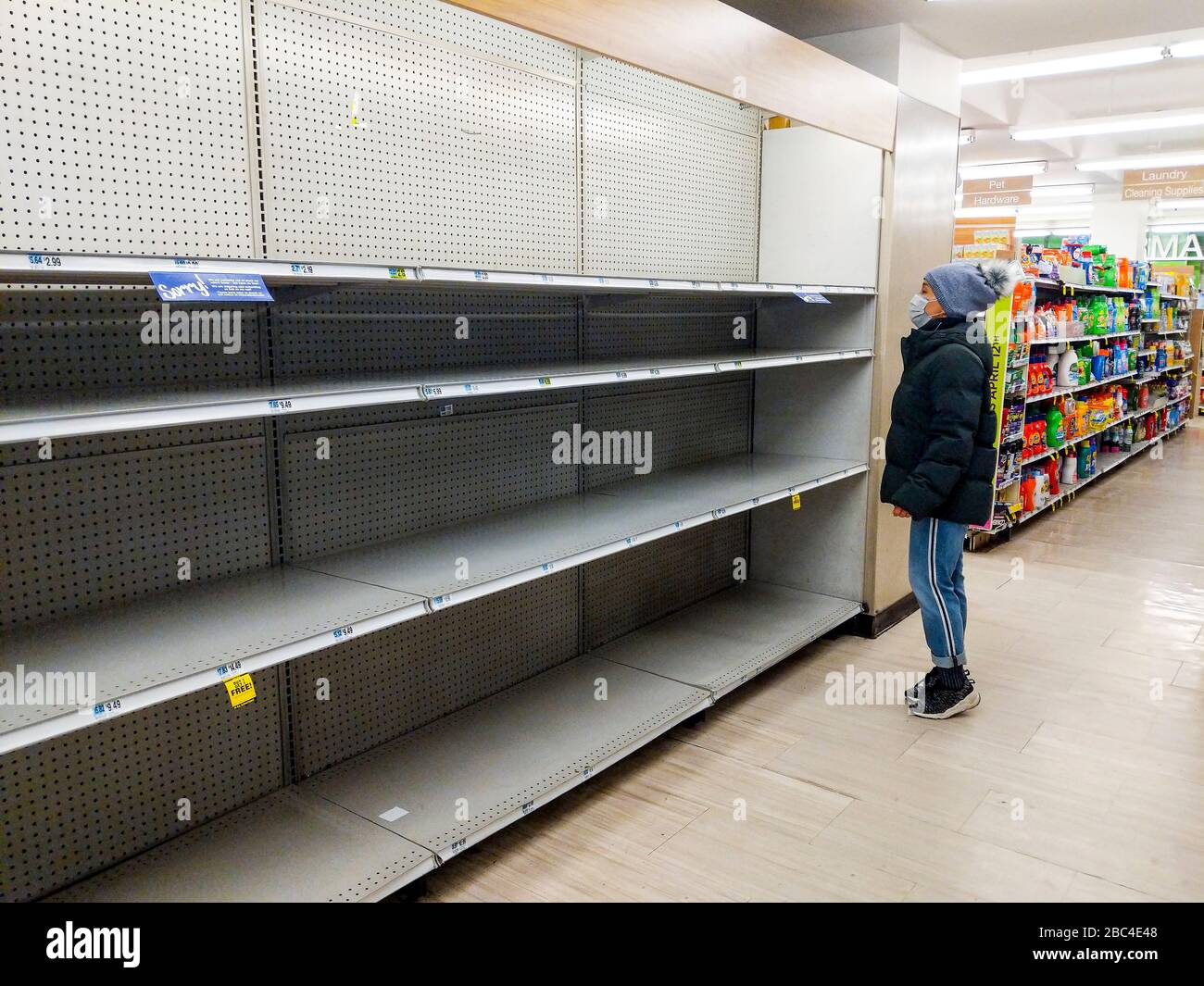 Estantes vacíos supermercado WC escasez de papel Coronavirus COVID-19 pandemia Foto de stock