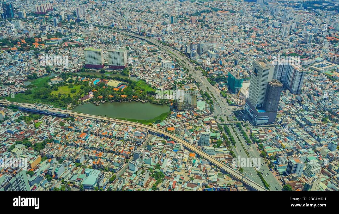 CIUDAD HO CHI MINH / VIETNAM - 11 DE JUNIO de 2019: Vista del paisaje urbano desde Landmark 81 Skydeck del Distrito 2 por la mañana. Foto de stock