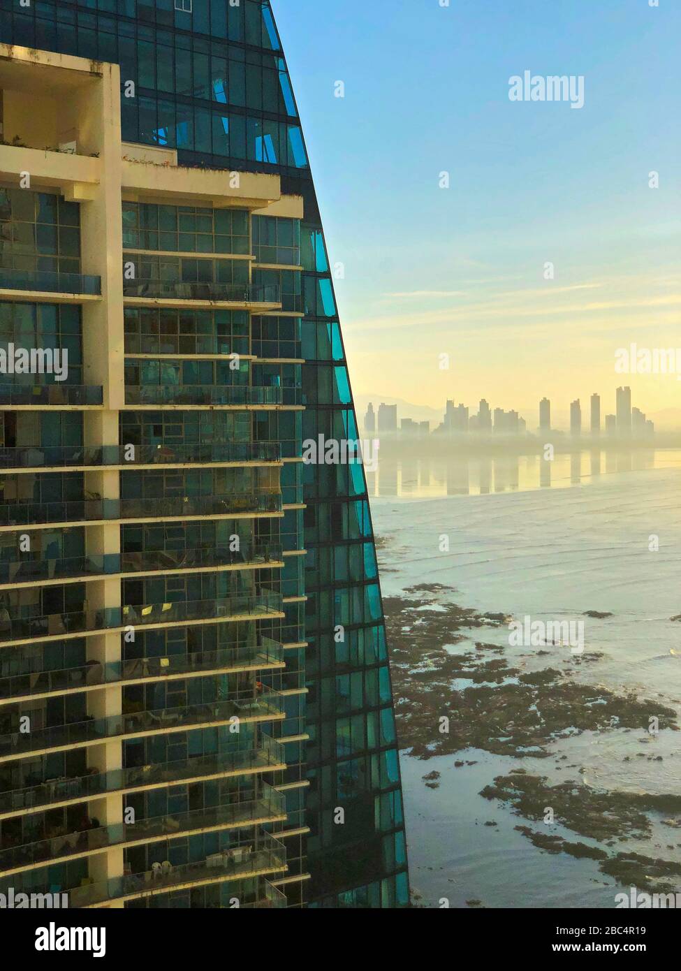 PH Grand Tower, Ciudad de Panamá, vista desde el JW Marriott. Costa del este en el fondo. Foto de stock
