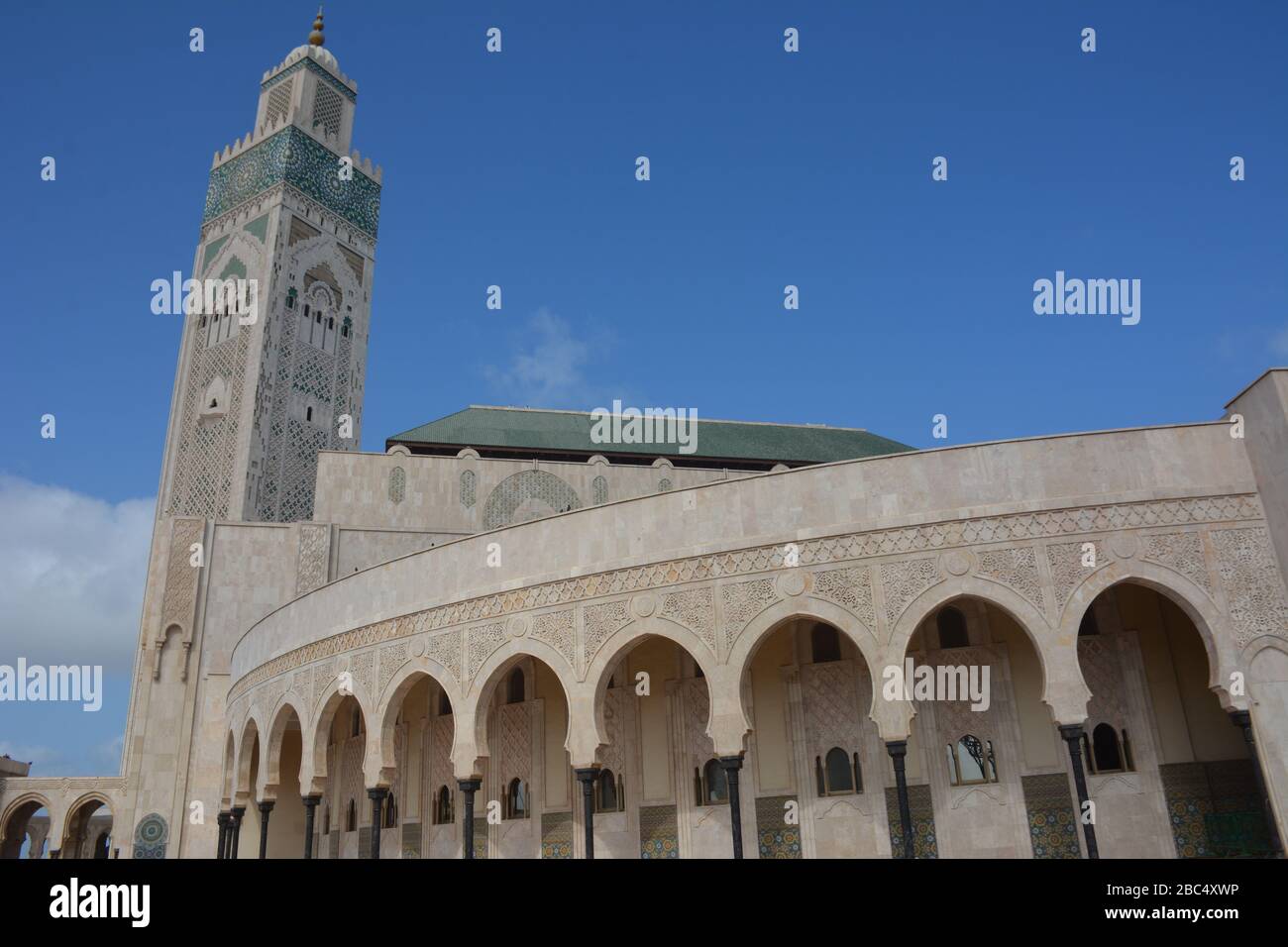Un espectacular disparo exterior de la Mezquita Hassan II en Casablanca, Marruecos, incluyendo su enorme minarete, el segundo más alto del mundo con 210 metros. Foto de stock