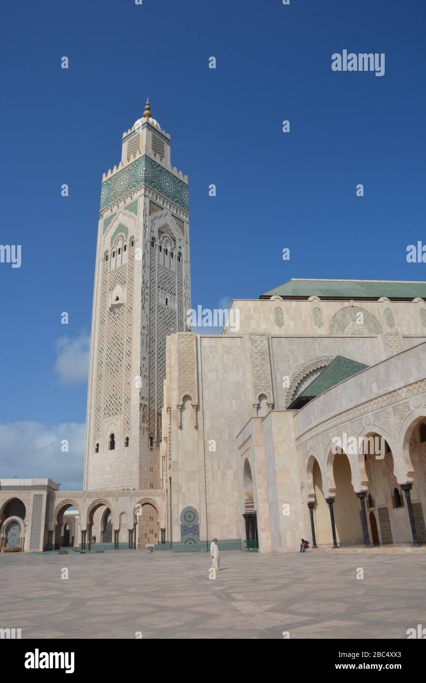 Espectacular disparo vertical exterior de la Mezquita Hassan II, Casablanca, Marruecos, incluyendo su minarete de 210 m de altura, el segundo más alto del mundo. Foto de stock