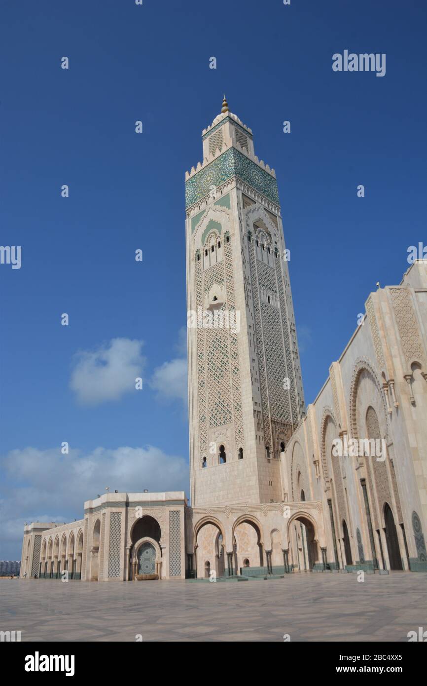 Un espectacular disparo exterior de la Mezquita Hassan II en Casablanca, Marruecos, incluyendo su enorme minarete, el segundo más alto del mundo con 210 metros. Foto de stock