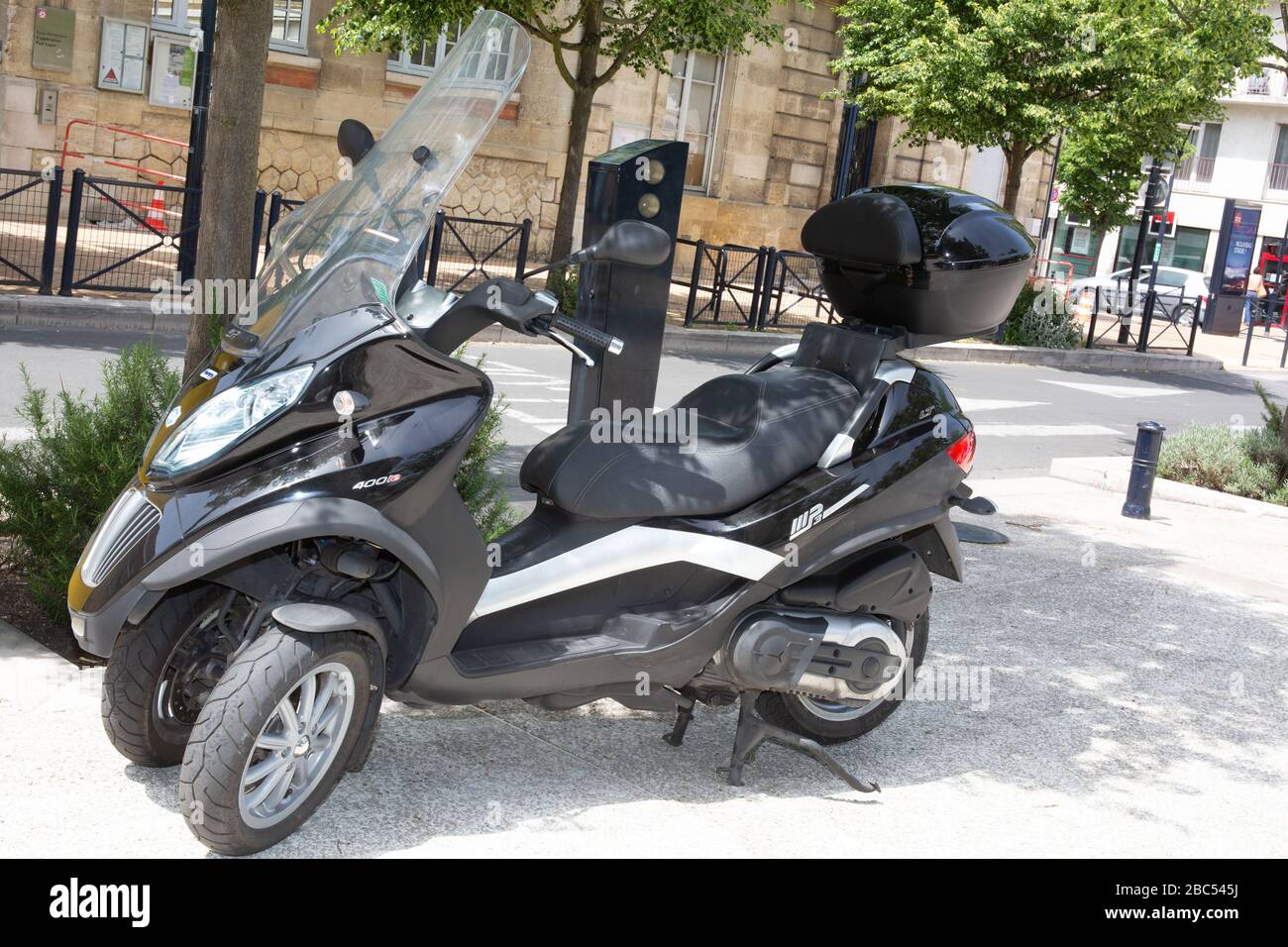 mucho acoso valor Burdeos , Aquitania / Francia - 03 03 2020 : piaggio mp3 Touring LT 400 IE  cm3 scooter tres ruedas vespa en la calle de la ciudad estacionada  Fotografía de stock - Alamy