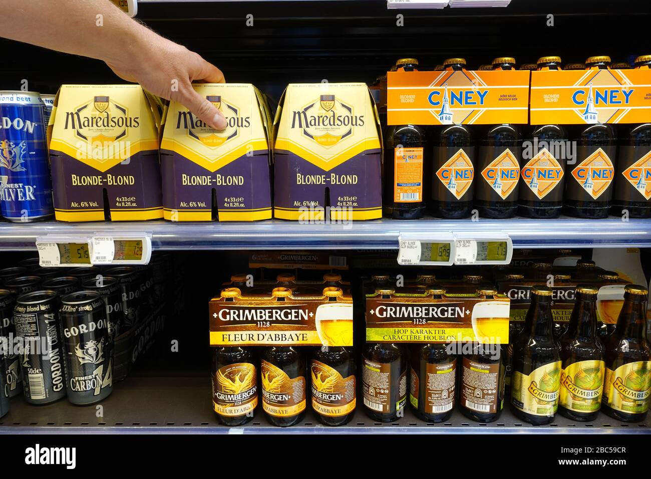 Cerveza de abadía en un supermercado Foto de stock