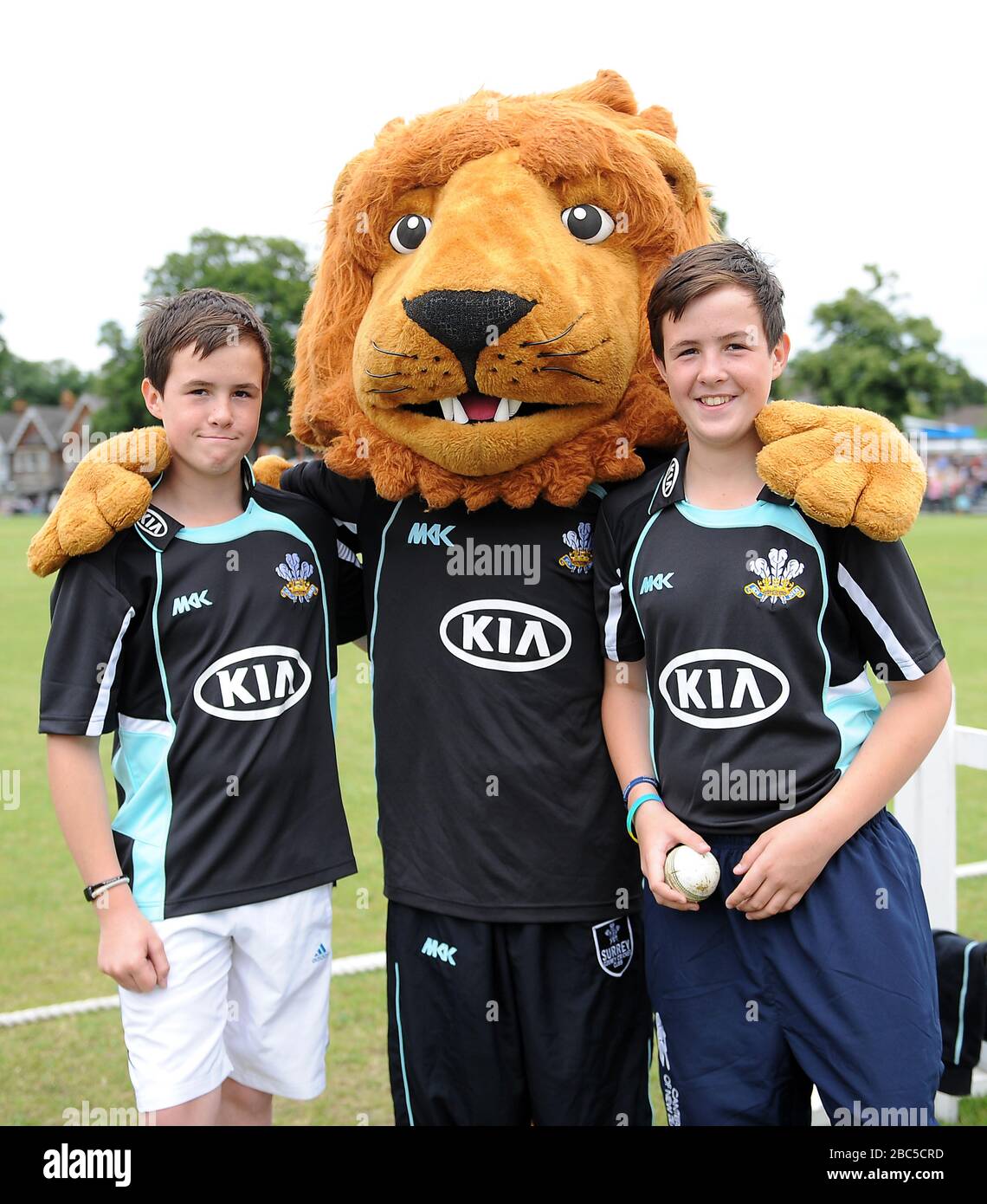 La mascota del club de Leones de Surrey César el León se reúne con las mascotas  del día Fotografía de stock - Alamy