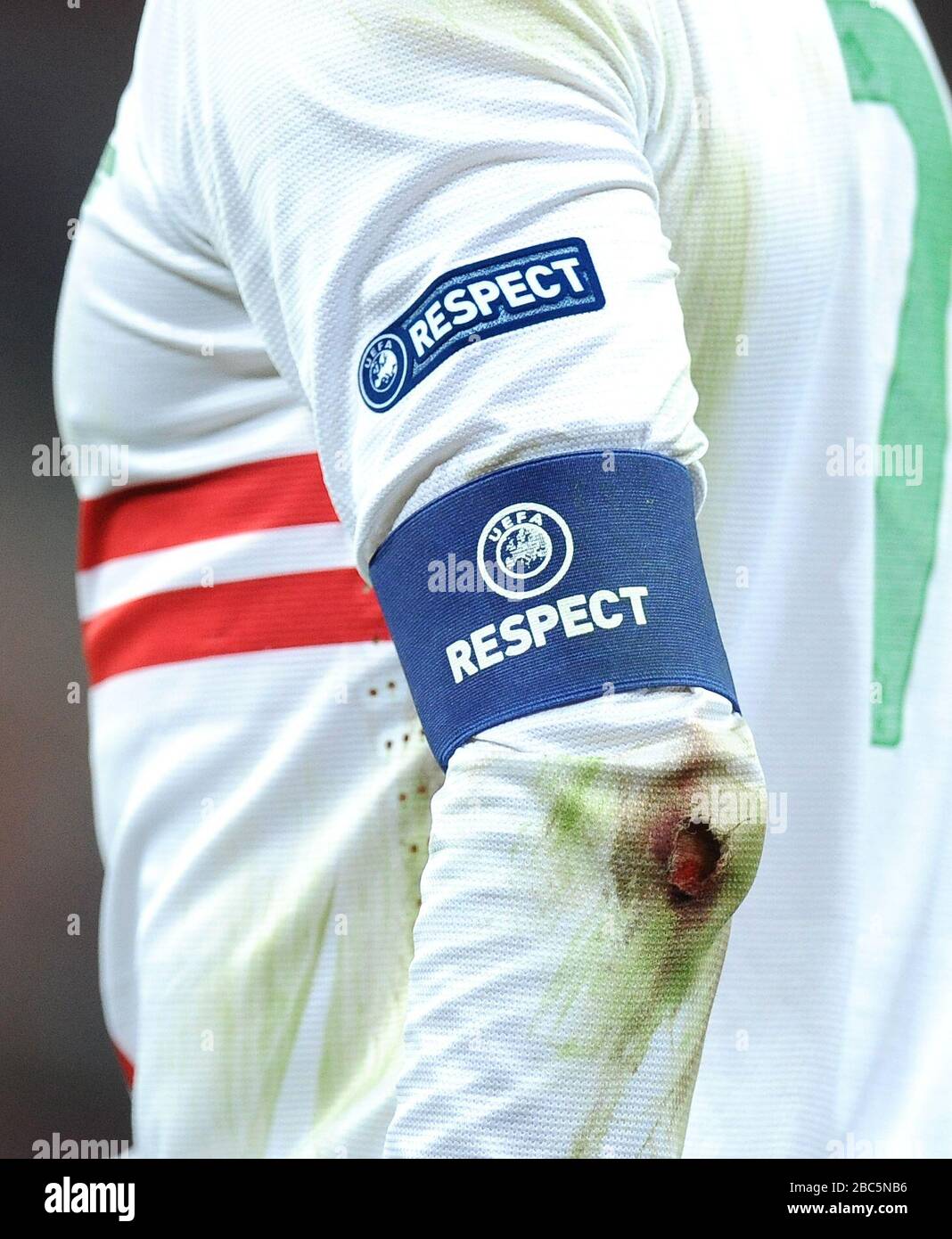 Escudo de la UEFA RESPECT y brazalete del capitán en la camiseta portuguesa  Cristiano Ronaldo Fotografía de stock - Alamy