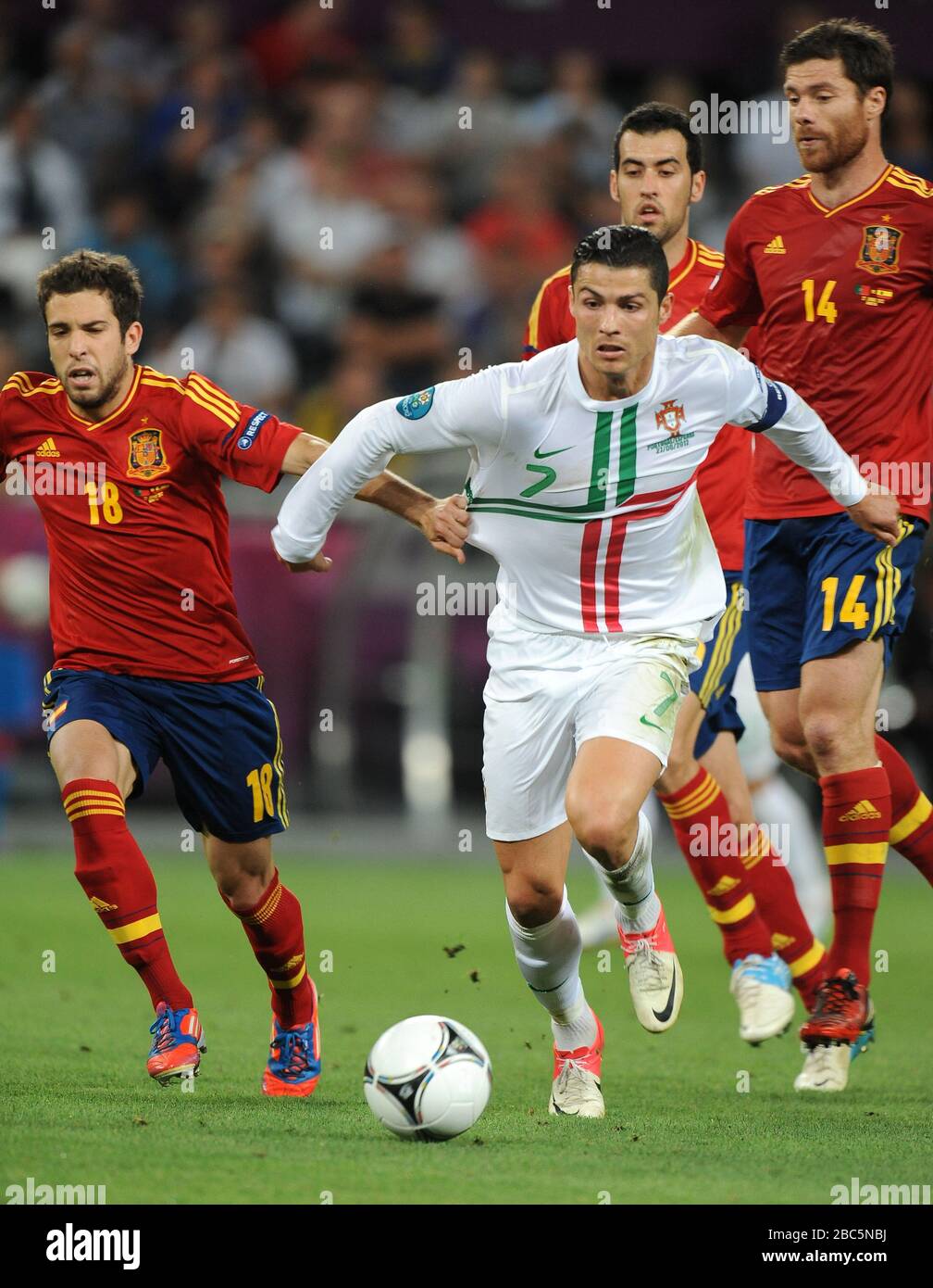 Jordi Alba, de España, tira de la camiseta portuguesa Cristiano Ronaldo  Fotografía de stock - Alamy