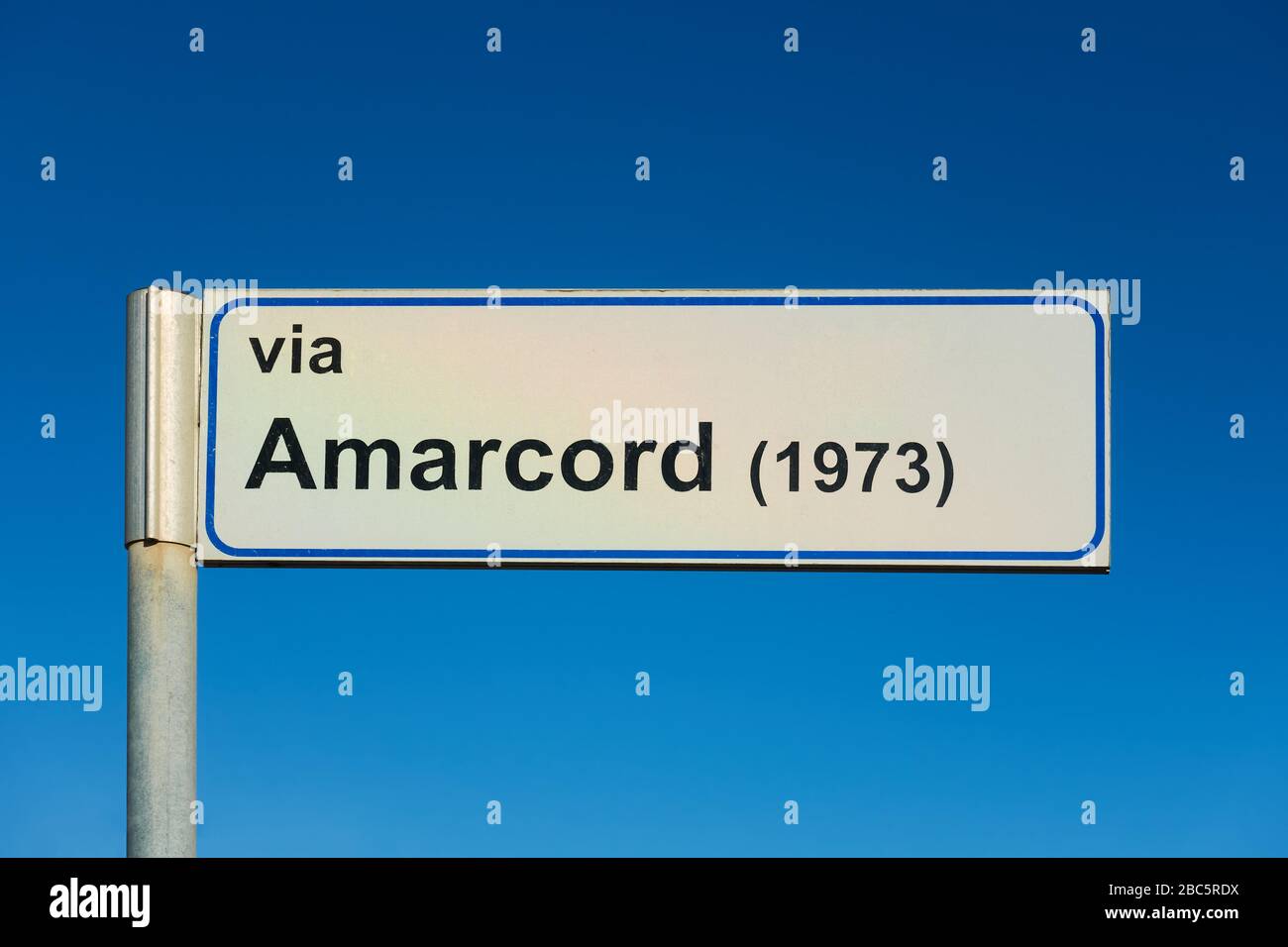 Señal de la calle Amarcord en Rimini, que lleva el nombre de la famosa fiim de Federico Fellini, Italia Foto de stock