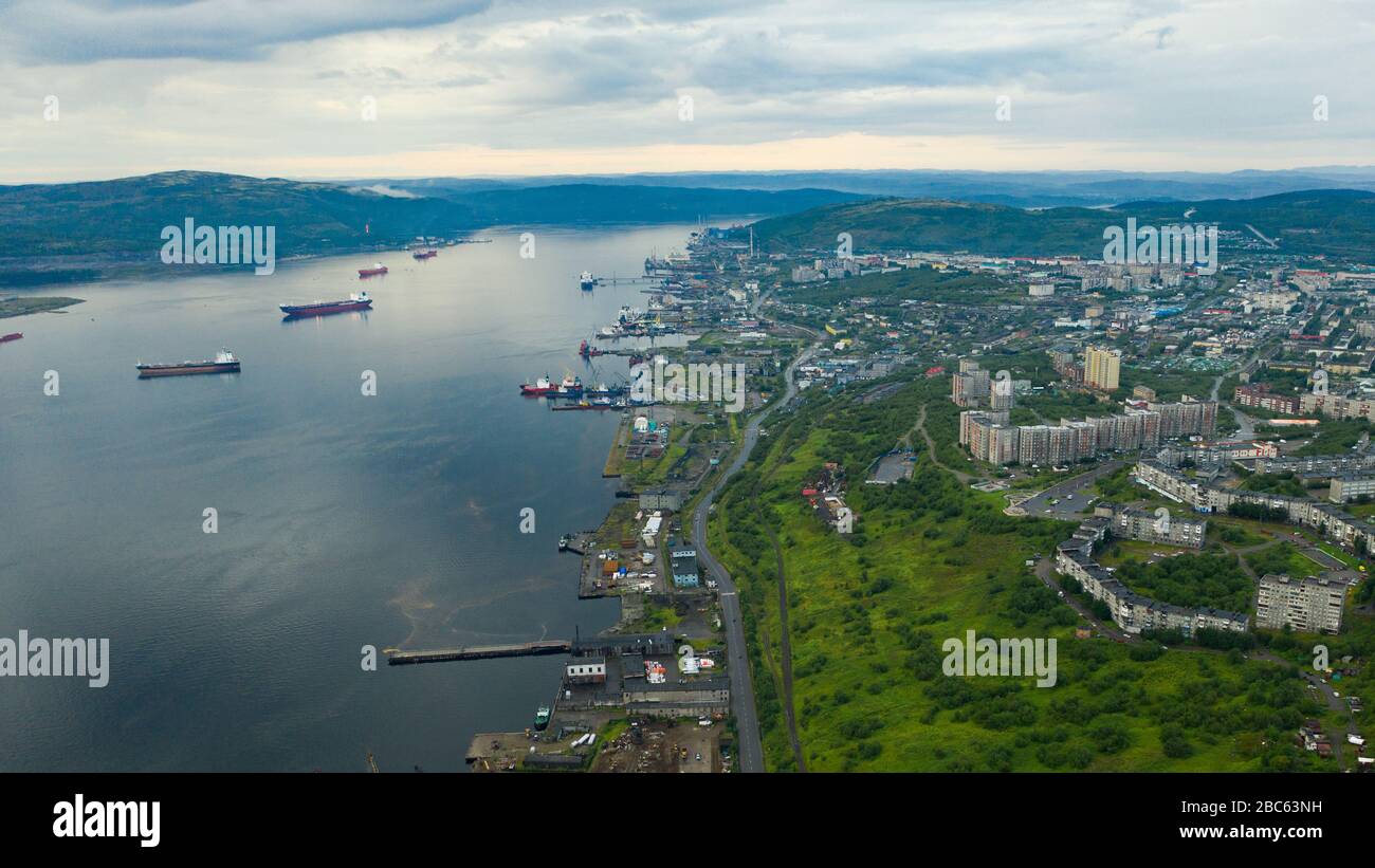 Murmansk, Rusia - 18 de agosto de 2019: La costa de la bahía de Kola en el  puerto de Murmansk. Disparo desde el nivel superior del drone Fotografía de  stock - Alamy