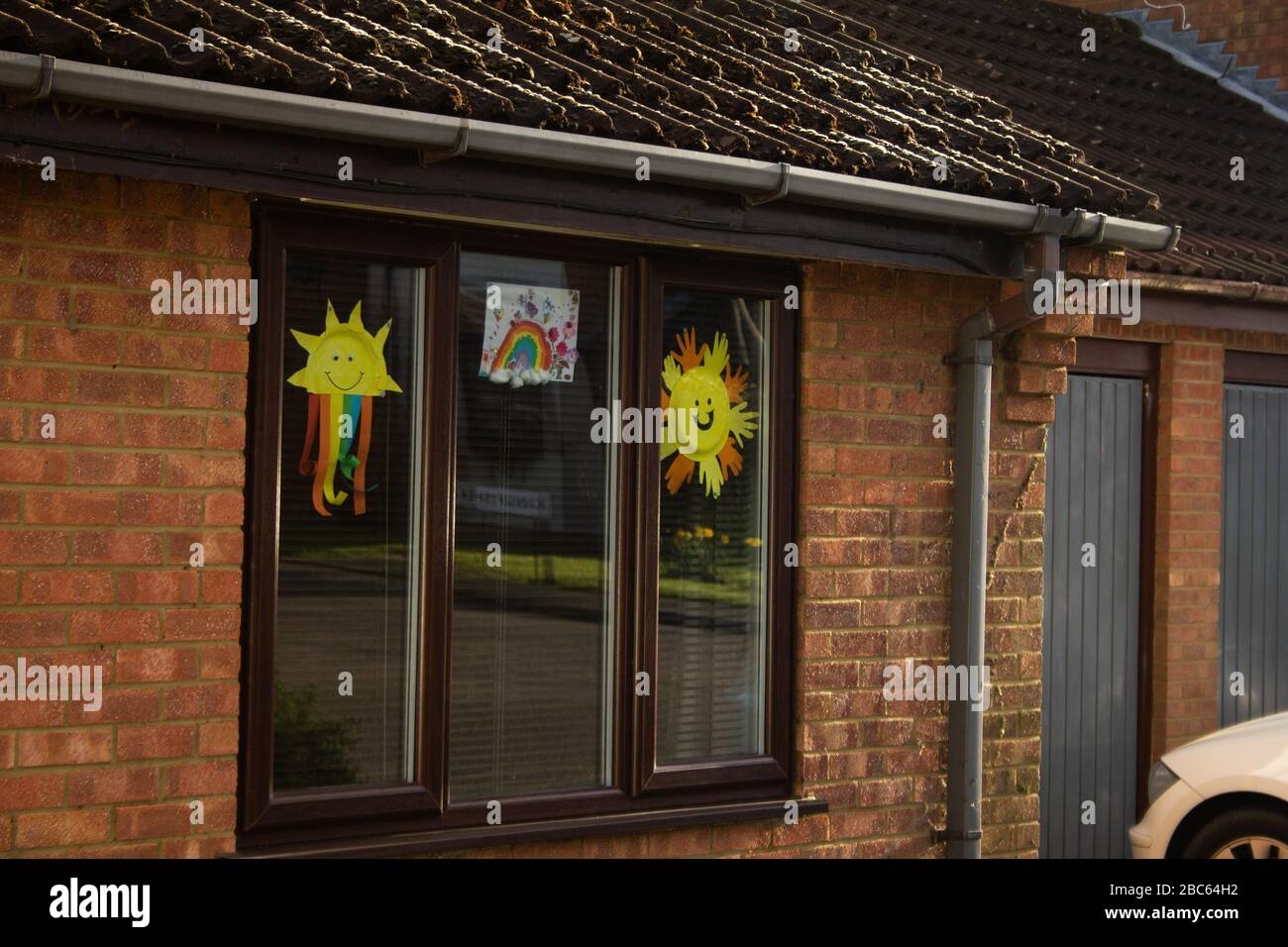 Arco iris infantil en ventanas populares durante el brote de coronavirus en Northampton, Reino Unido. Jueves 2 de abril de 2020. Foto de stock