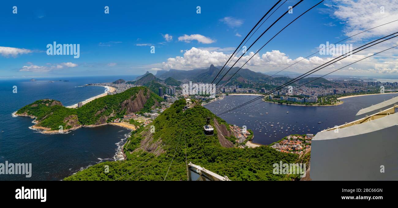 Río de Janeiro visto desde la Montaña Pan de azúcar en verano, Brasil Foto de stock