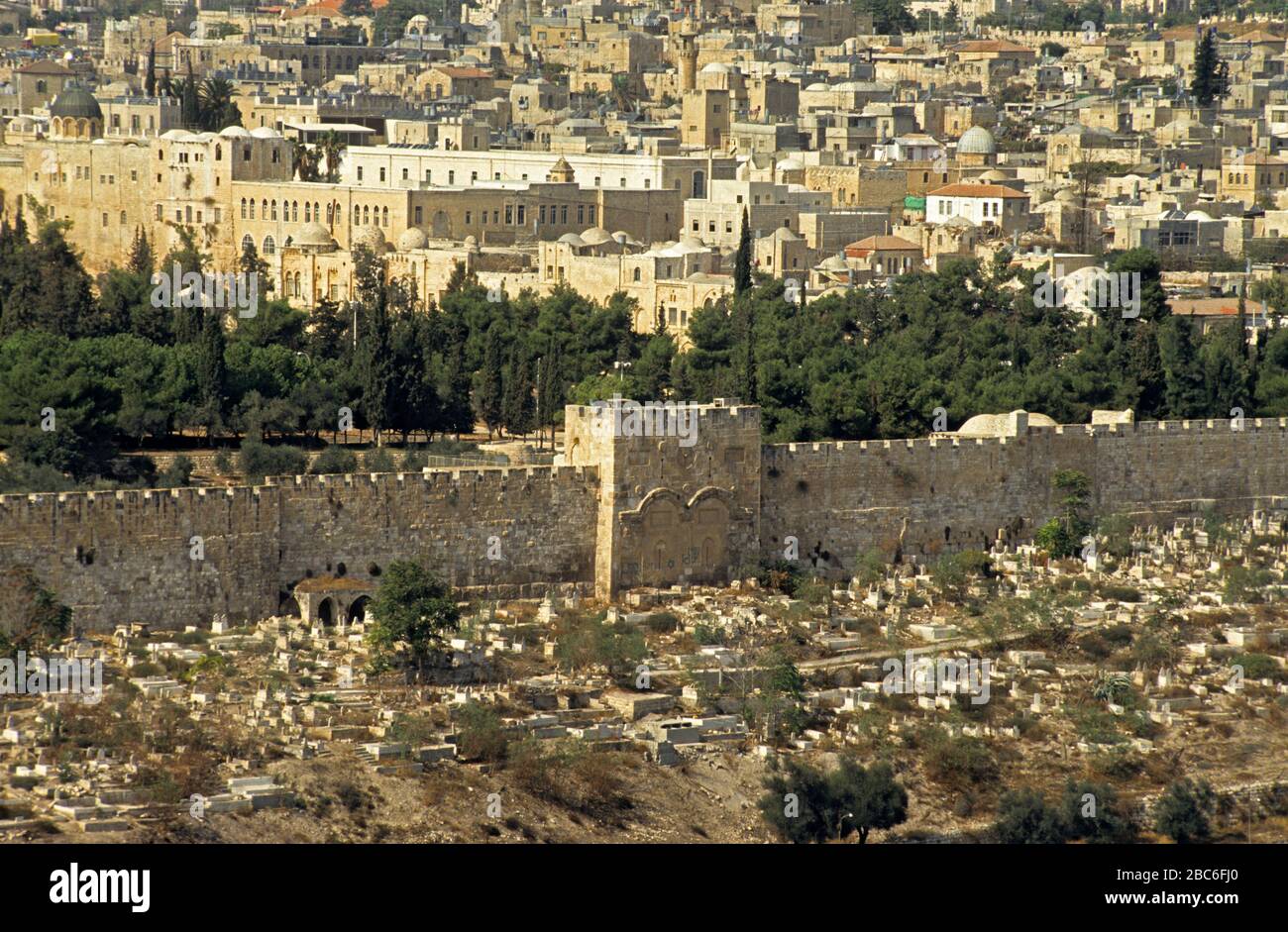 Jerusalén, la Ciudad Vieja, la Puerta Dorada, (puerta este) conduce al  Monte del Templo que ha sido amurallado desde la época medieval Fotografía  de stock - Alamy