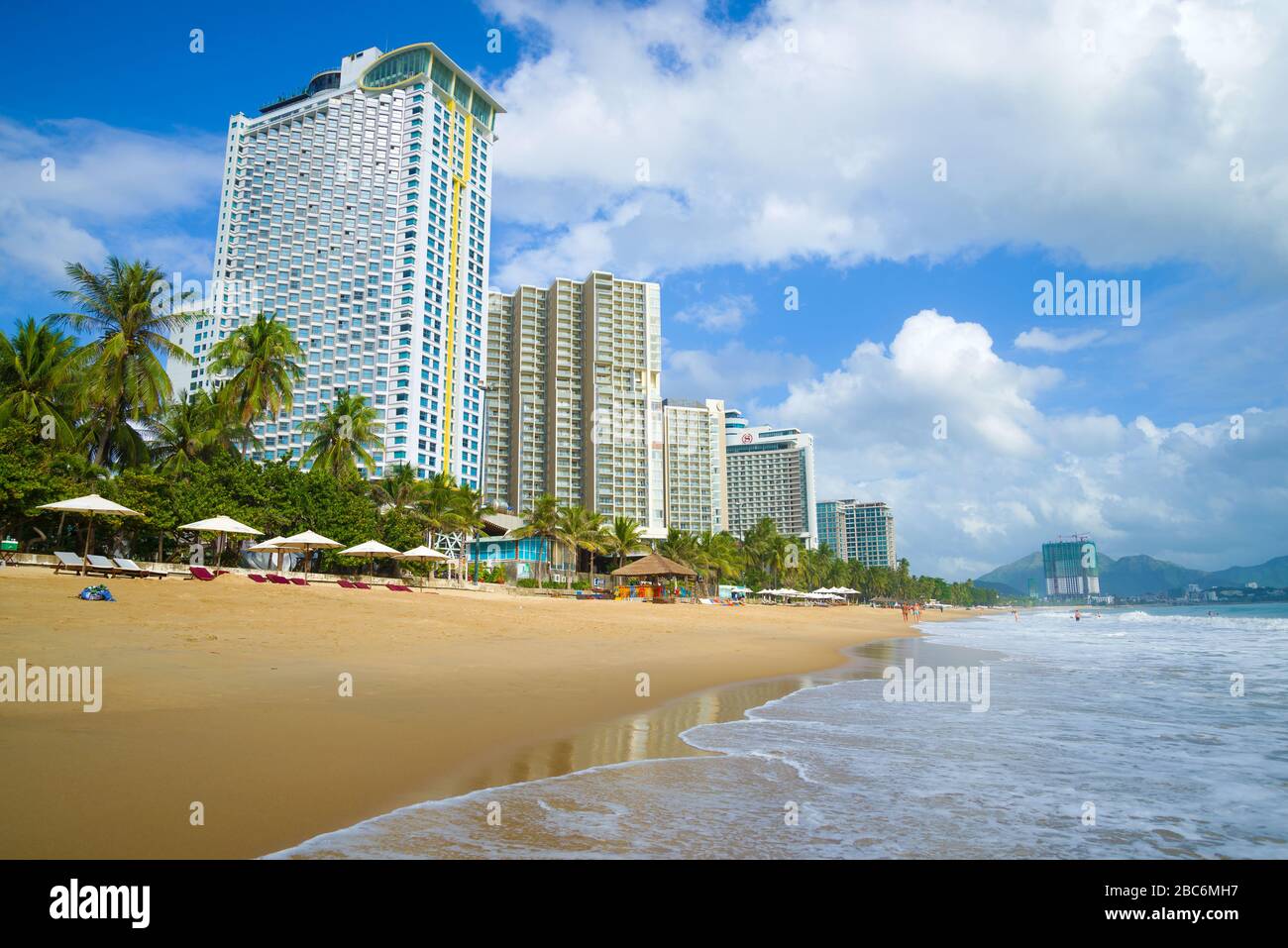 NHA TRANG, VIETNAM - 30 DE DICIEMBRE de 2015: Día soleado en la playa del centro de Nha Trang Foto de stock