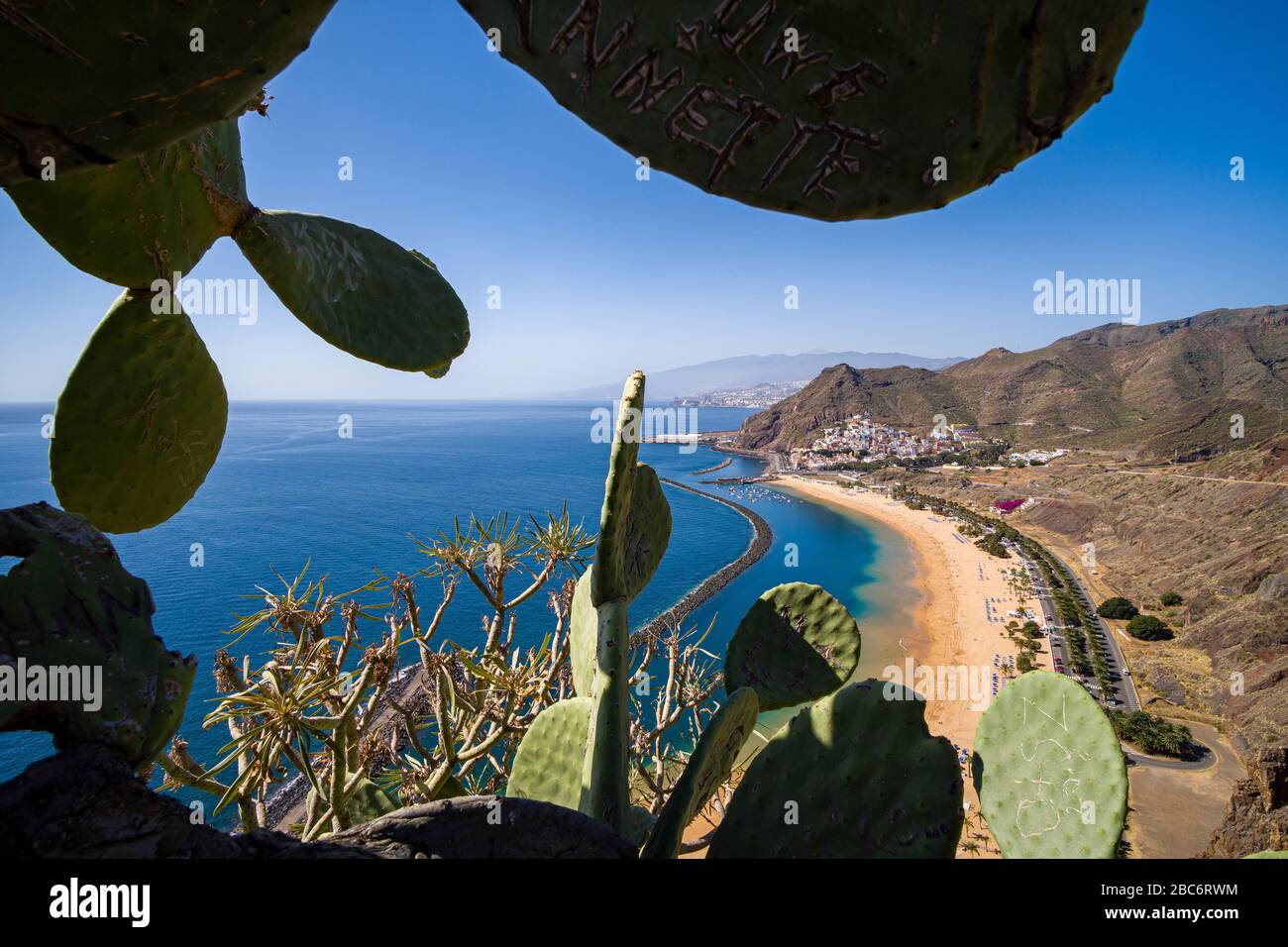 Vista aérea sobre la playa de arena blanca artificial de las Teresitas y las coloridas casas de San Andrés Foto de stock