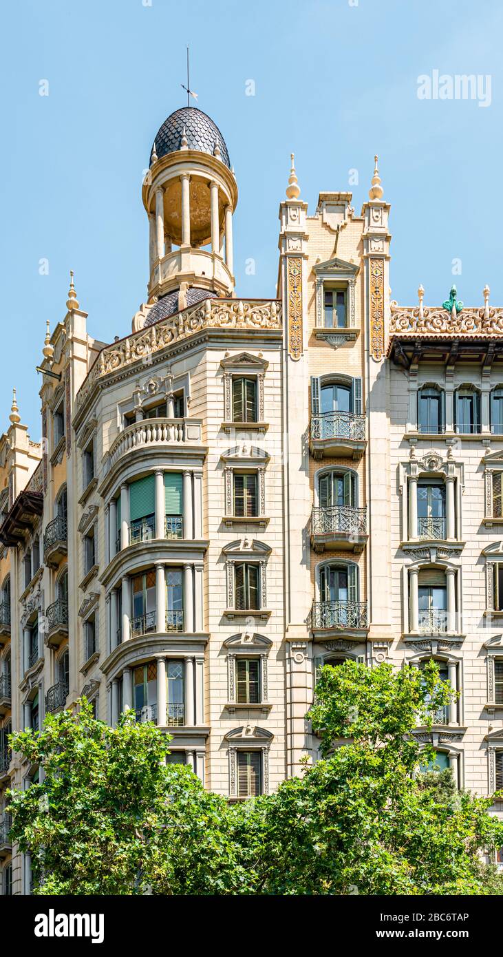 BARCELONA, ESPAÑA - 04 DE JUNIO de 2019: Detalle de la arquitectura del edificio de fachada Vintage en la ciudad de Barcelona, España en la Avenida Diagonal Foto de stock