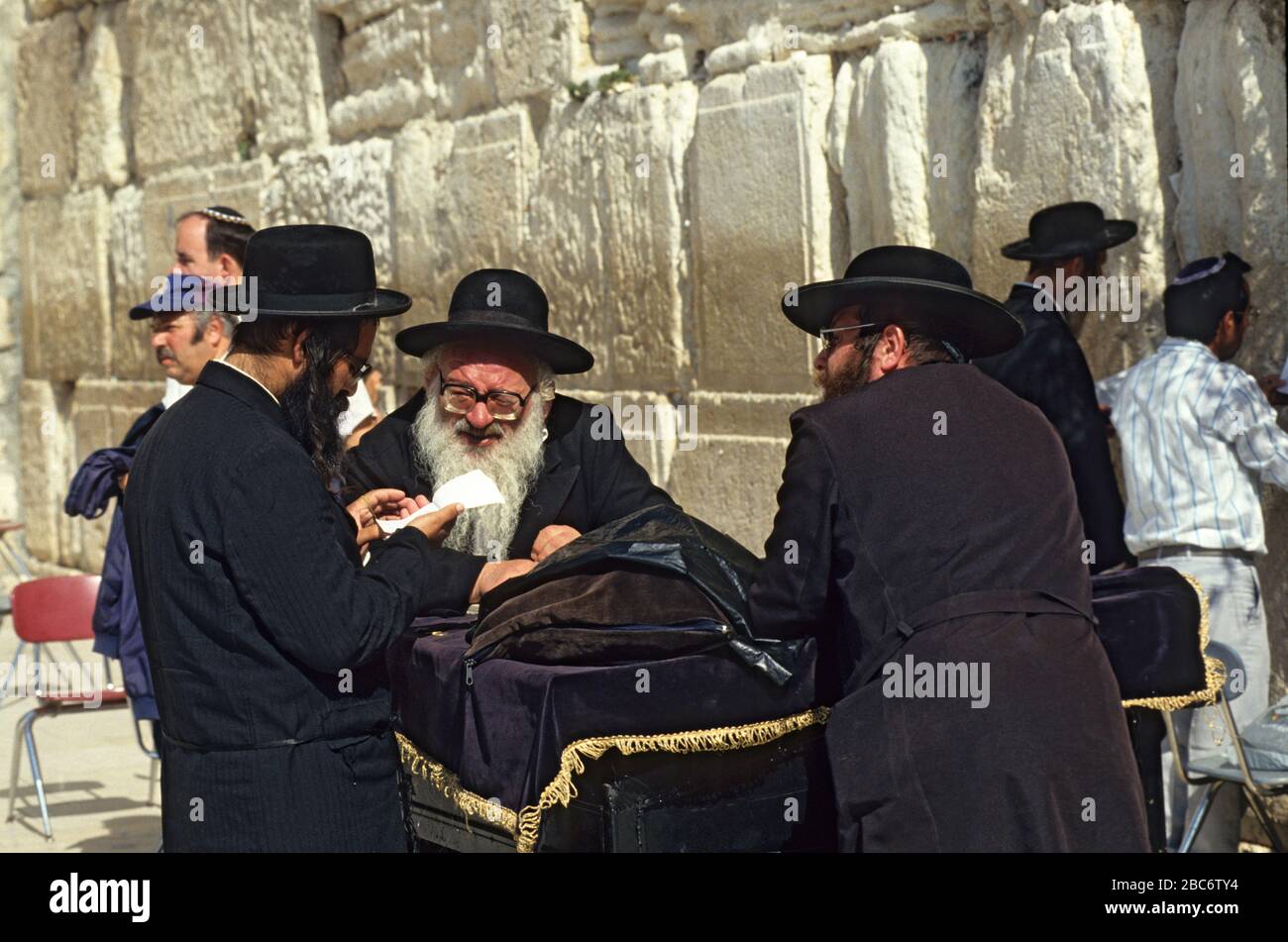 Los judíos oran en el Muro de las Lamentaciones, en la Ciudad Vieja de Jerusalén, Israel Foto de stock