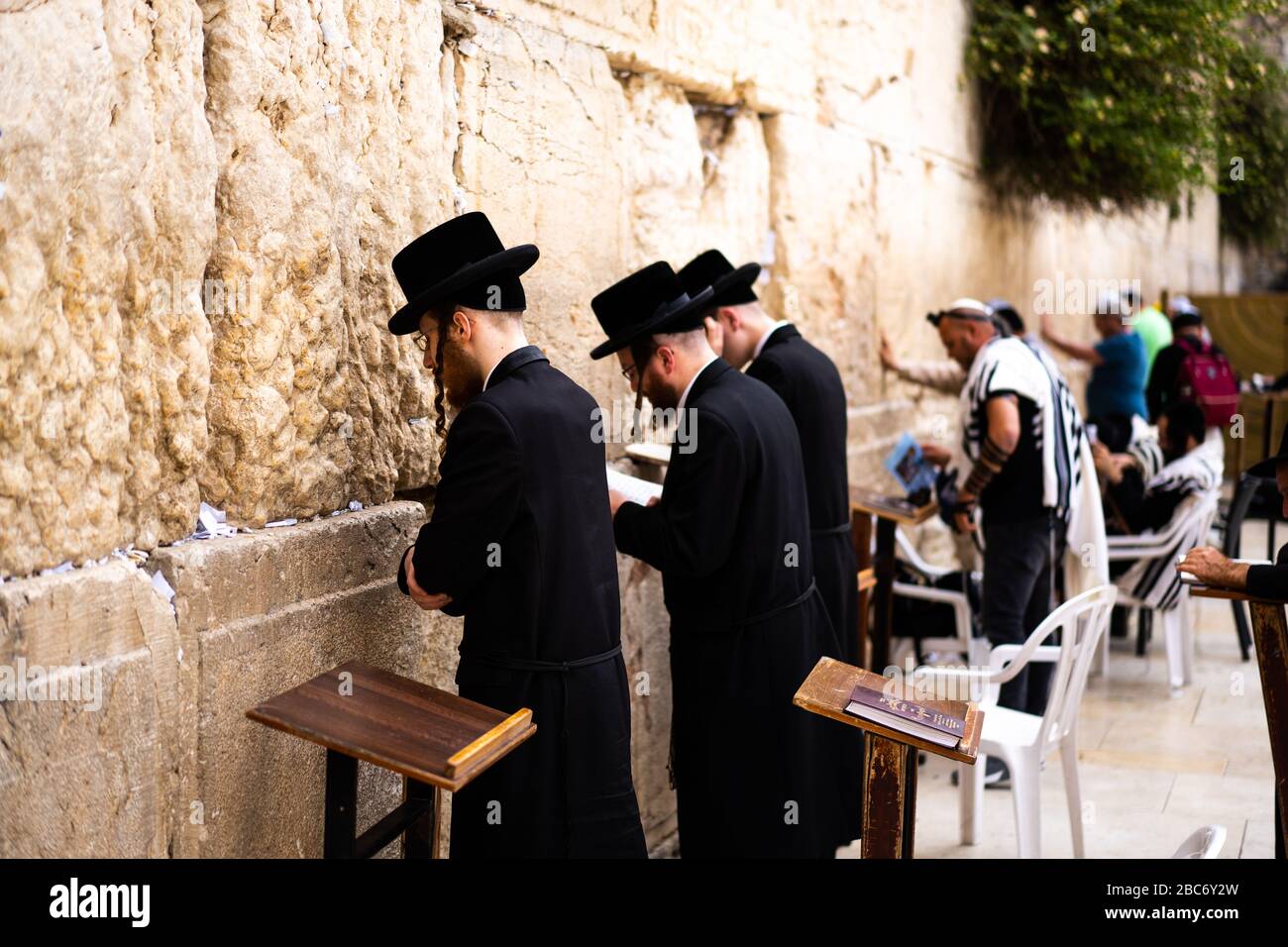 Los judíos oran en el Muro de las Lamentaciones, en la Ciudad Vieja de Jerusalén, Israel Foto de stock