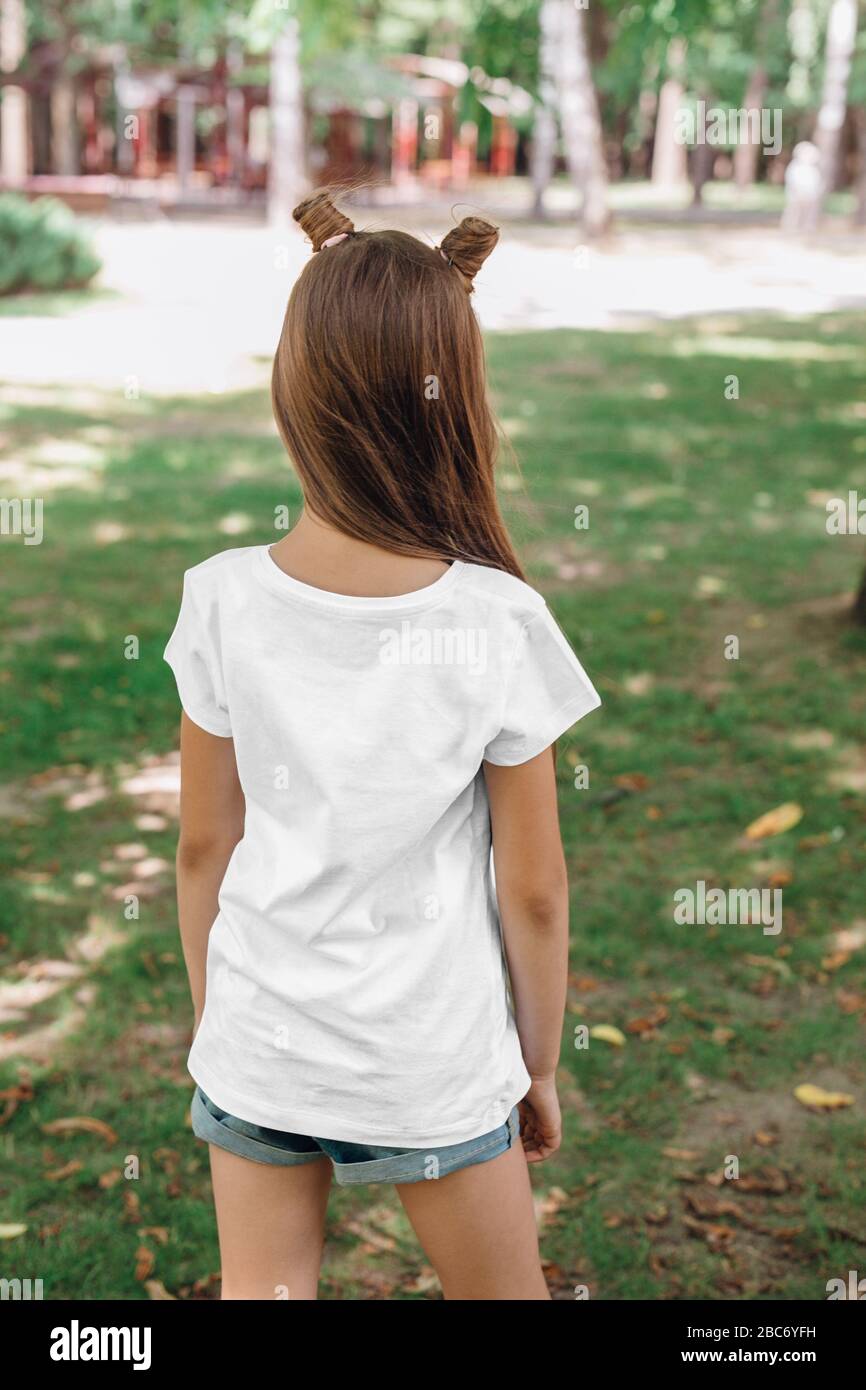 vistas de la parte trasera de la niña en blanco camiseta en el parque.  Diseño de diseño Fotografía de stock - Alamy