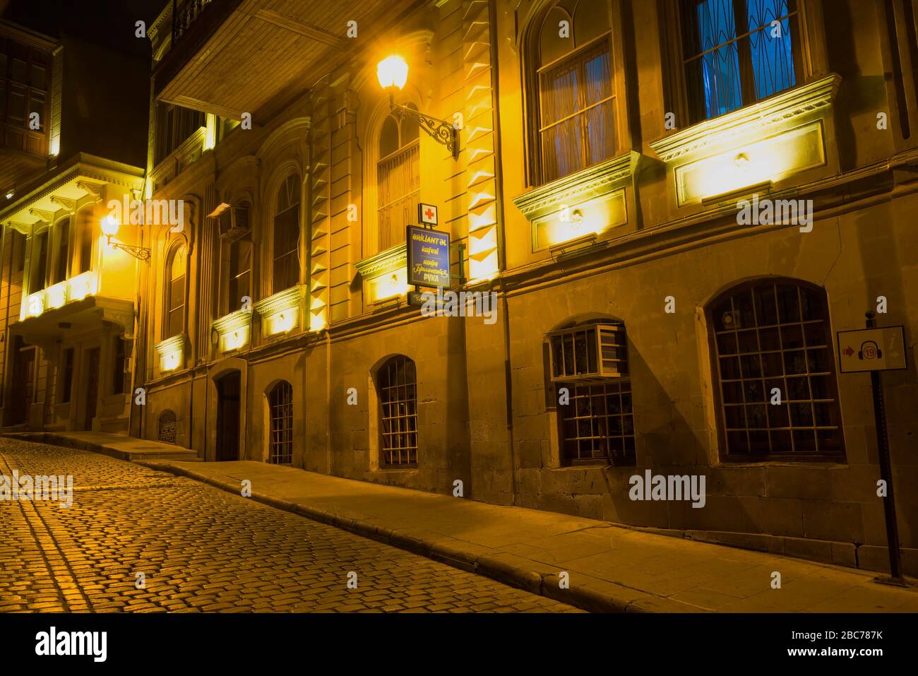 BAKU, AZERBAIYÁN - 28 DE DICIEMBRE de 2017: Noche en el café "Damn It". Lugar de rodaje de la famosa escena de la vieja comedia de cine soviético Foto de stock