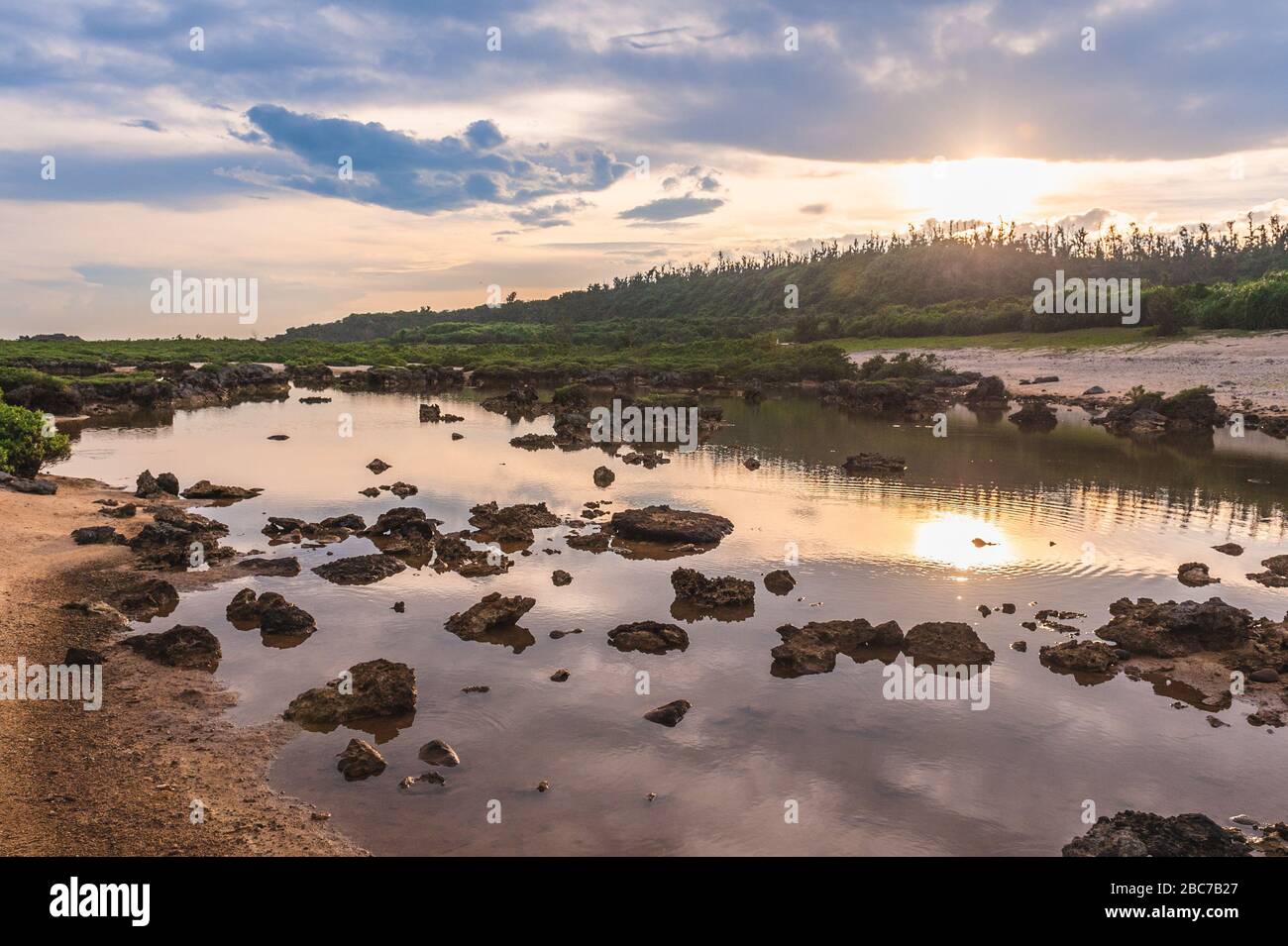 Paisaje de Ping púrpura, una laguna en la isla verde (Ludao), taiwán Foto de stock