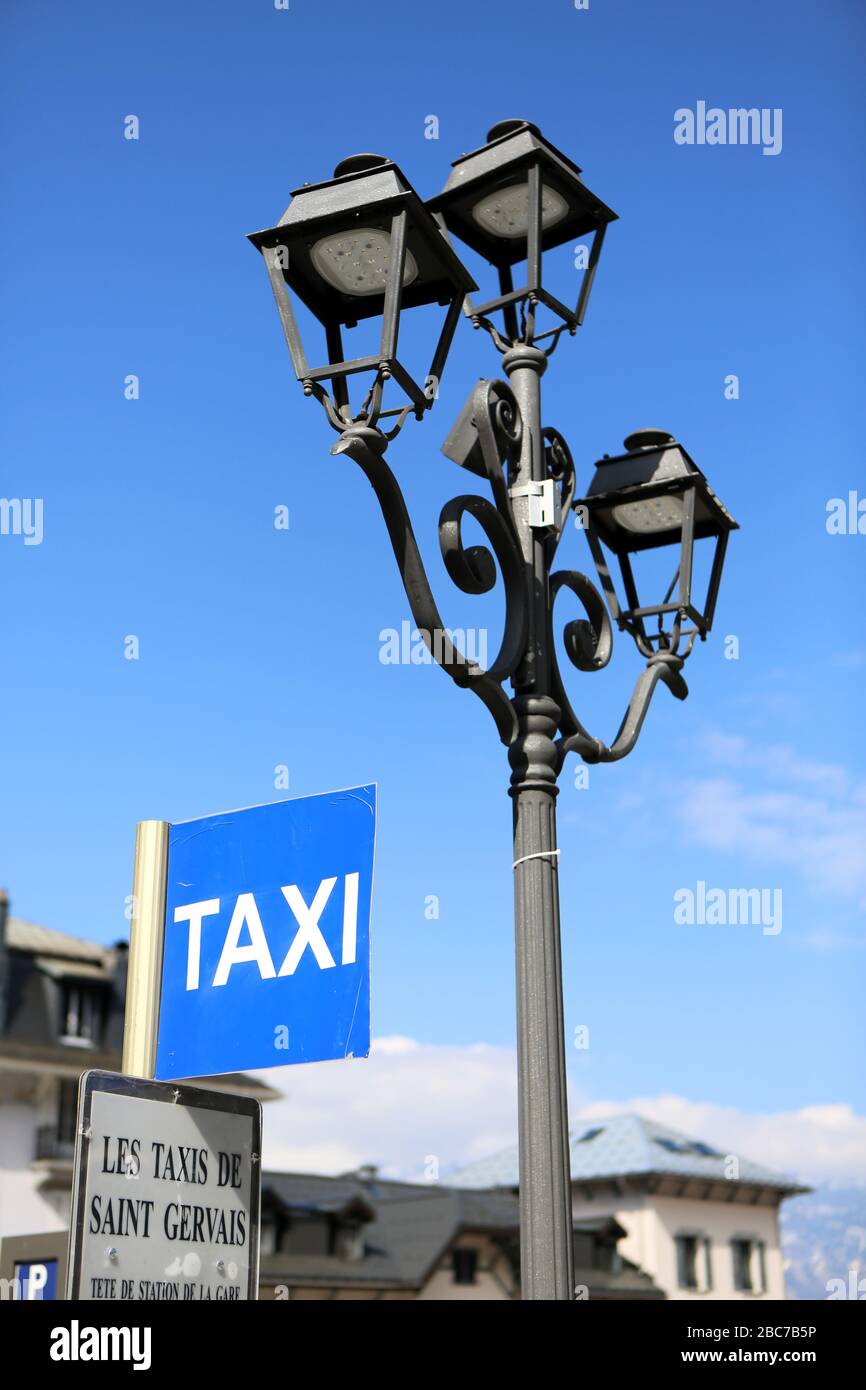 Taxi arrêt. Lámpara. Centro-ville. Saint-Gervais-les-Bains. Alta Saboya. Francia. Foto de stock