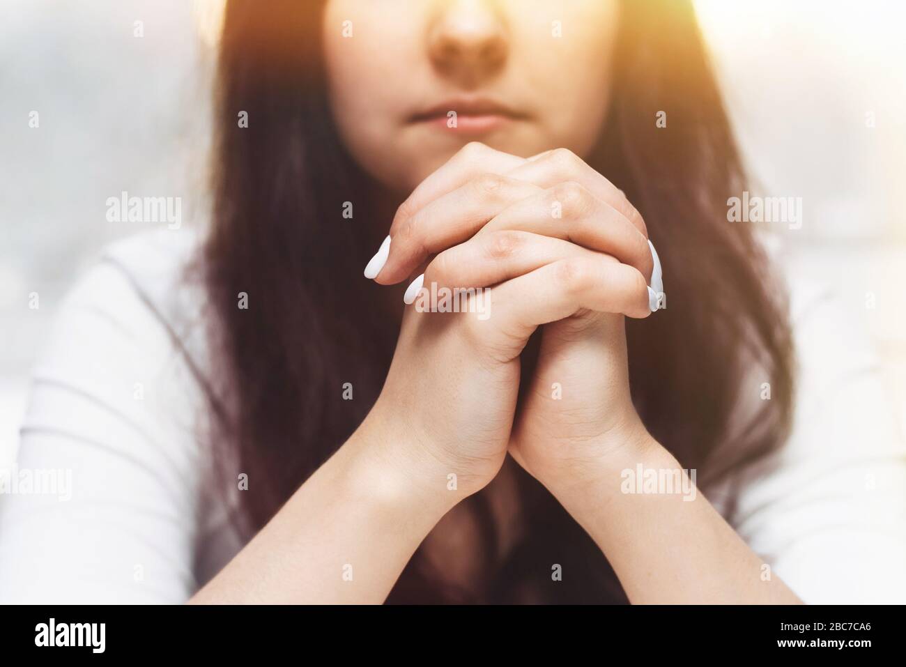 Mujer manos orando a dios. Mujer Ore por la bendición de dios para