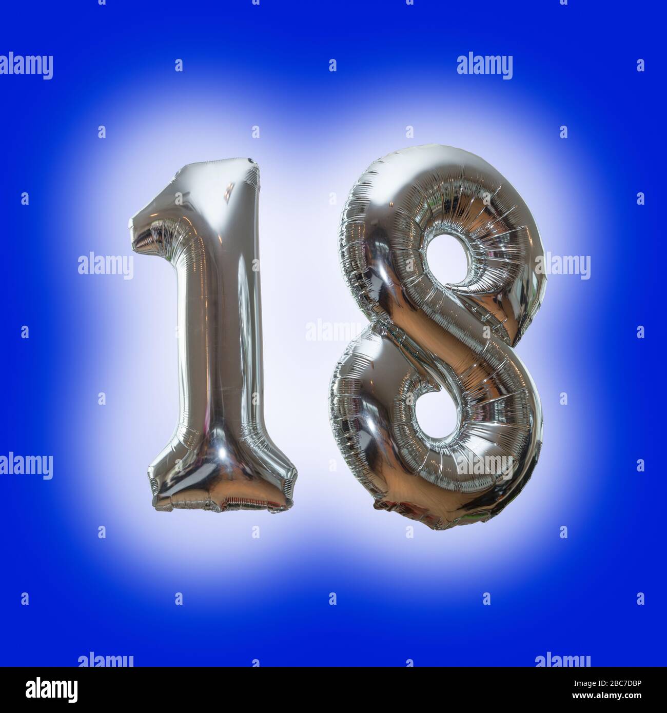 Una cumpleañera en su cumpleaños 18 con globos: fotografía de stock ©  dashakiseleva91.gmail.com #141166004