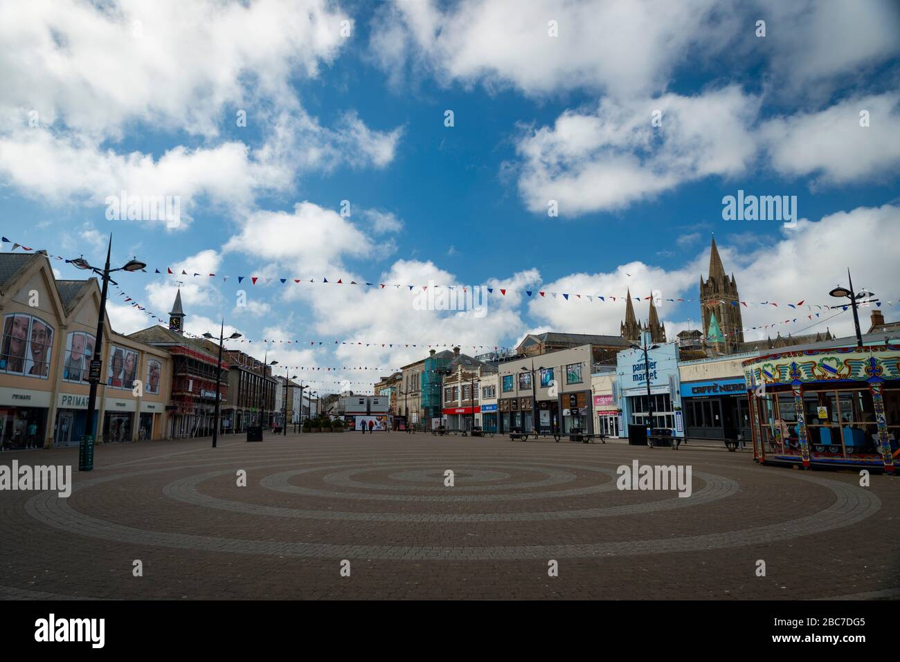 Truro, Cornwall, Reino Unido, 02/04/2020. La ciudad comercial más grande de Cornwall, Truro, se abandonó durante la temporada alta debido al virus de la Corona. Foto de stock