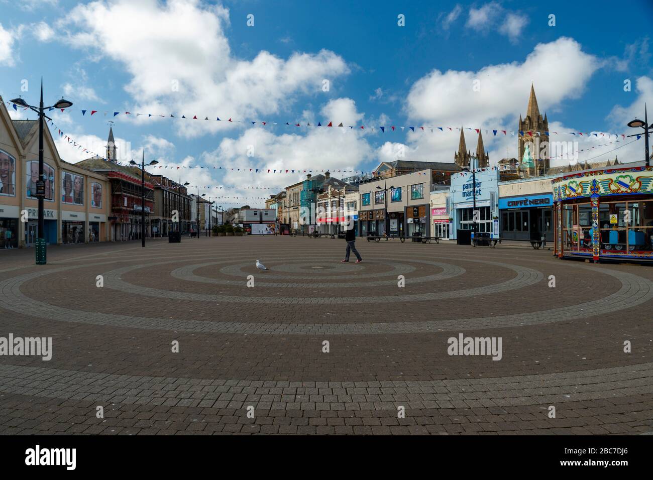 Truro, Cornwall, Reino Unido, 02/04/2020. La ciudad comercial más grande de Cornwall, Truro, se abandonó durante la temporada alta debido al virus de la Corona. Foto de stock