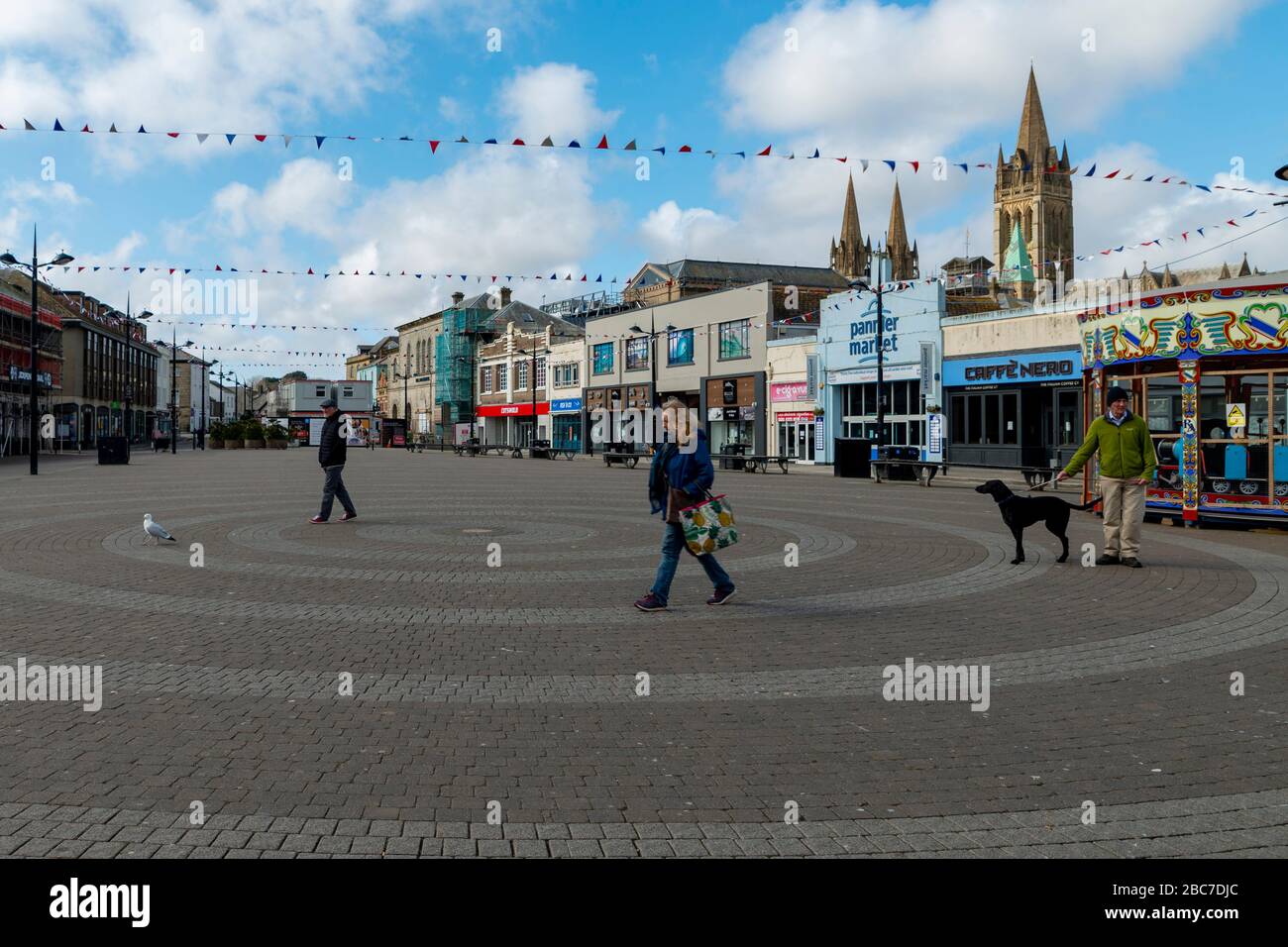 Truro, Cornwall, Reino Unido, 02/04/2020. La ciudad comercial más grande de Cornwall, Truro, se abandonó durante la temporada alta debido al virus de la Corona. Foto de stock