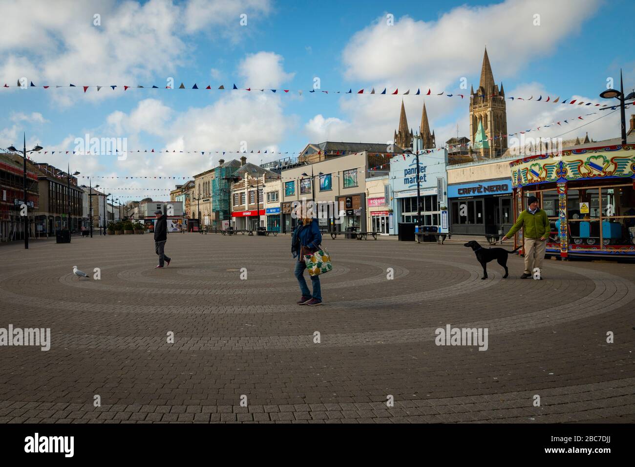 Truro, Cornwall, Reino Unido, 02/04/2020. La ciudad comercial más grande de Cornwall, Truro, se abandonó durante la temporada alta debido al virus de la Corona. Foto de stock