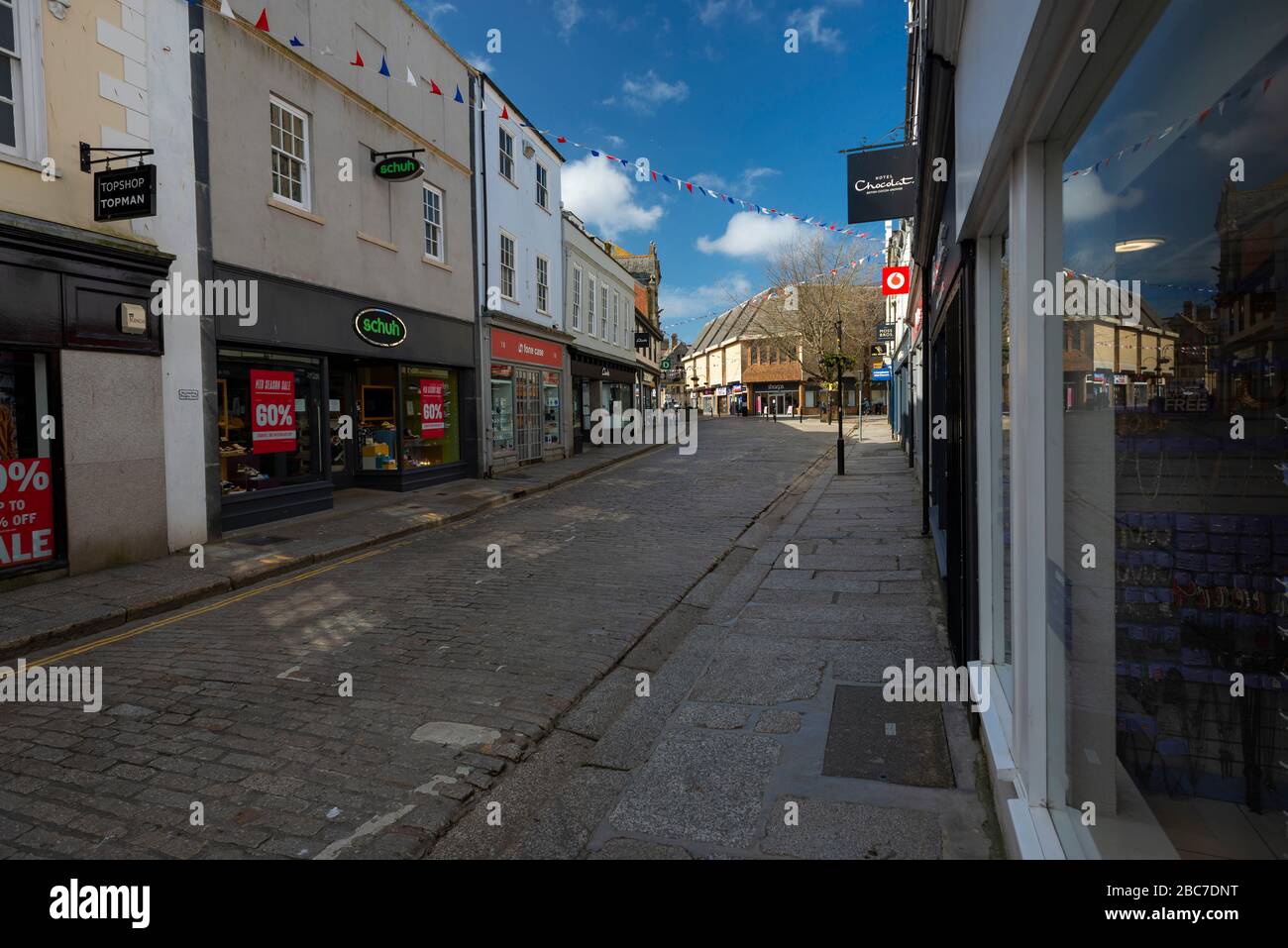 Truro, Cornwall, Reino Unido, 02/04/2020. La ciudad comercial más grande de Cornwall, Truro, se abandonó durante la temporada alta debido al virus de la Corona. Foto de stock