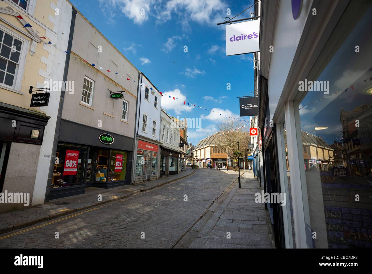 Truro, Cornwall, Reino Unido, 02/04/2020. La ciudad comercial más grande de Cornwall, Truro, se abandonó durante la temporada alta debido al virus de la Corona. Foto de stock