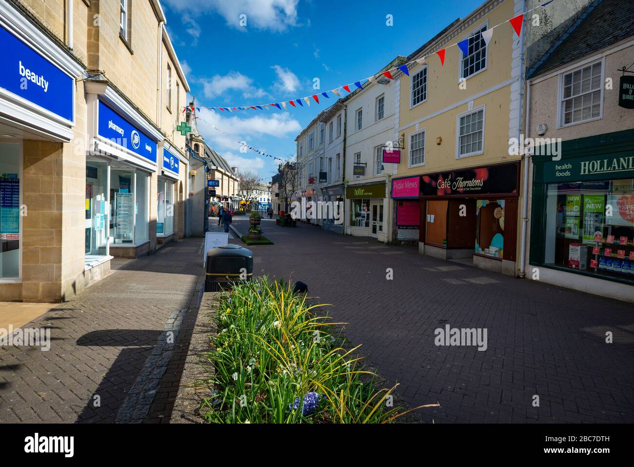 Truro, Cornwall, Reino Unido, 02/04/2020. La ciudad comercial más grande de Cornwall, Truro, se abandonó durante la temporada alta debido al virus de la Corona. Foto de stock